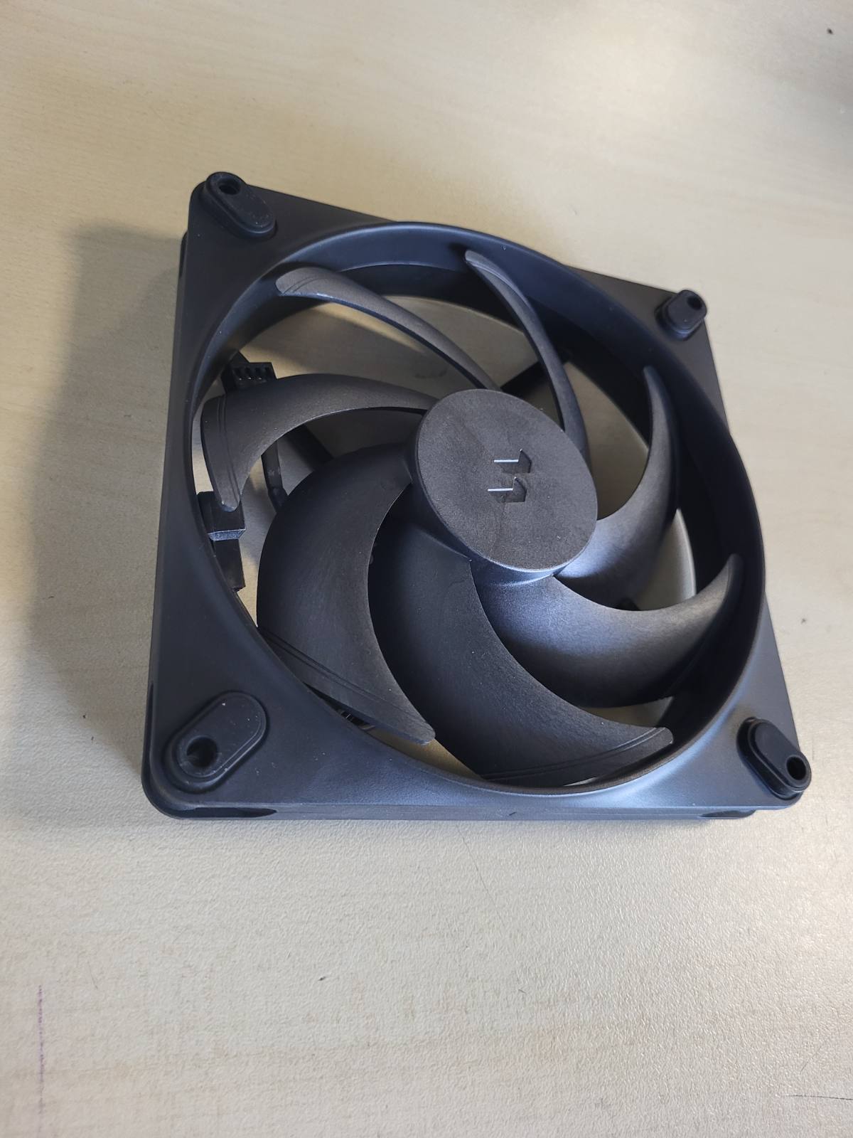 276591 - FRACTAL DESIGN Momentum 14 - Ventilator i Qetë për PC - 140 mm - Tehe LCP prej Polimeri me Kristal të Lëngshëm - Kushineta Fluid Dinamike FDB - Kontroll PWM