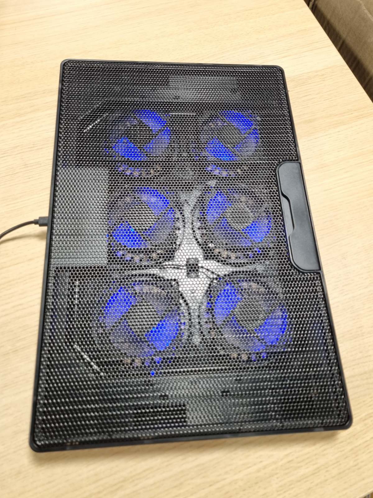276659 - AMAZON BASICS Mbështetëse për Laptop me 6 Ventilatorë të Qetë, për Laptopë 12-17 inç, me Porta USB-A dhe USB-C, e Rregullueshme në Lartësi