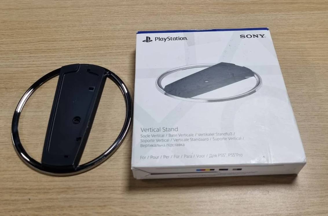 276671 - SONY Mbështetëse vertikale zyrtare për konsola standarde dhe dixhitale PlayStation 5", Montim i sigurt me vida, dizajn premium me përfundim kromi, ngjyra: e zezë