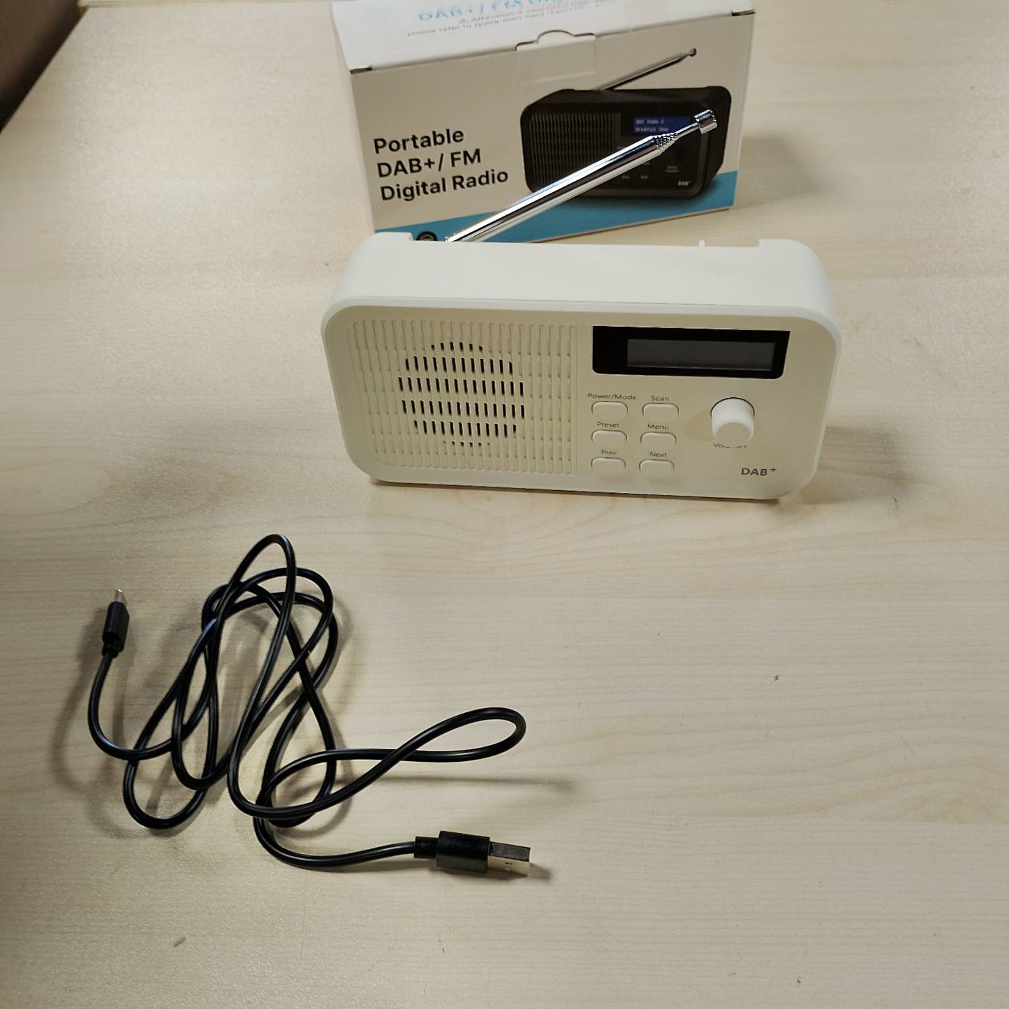 276673 - OiDiPi Radio Portative DAB, Radio DAB+ FM, me Ekran LCD, 15 Orë Kohëzgjatje, 40 Stacione të Paracaktuara, Prizë Kufjesh 3.5 mm (e Bardhë)