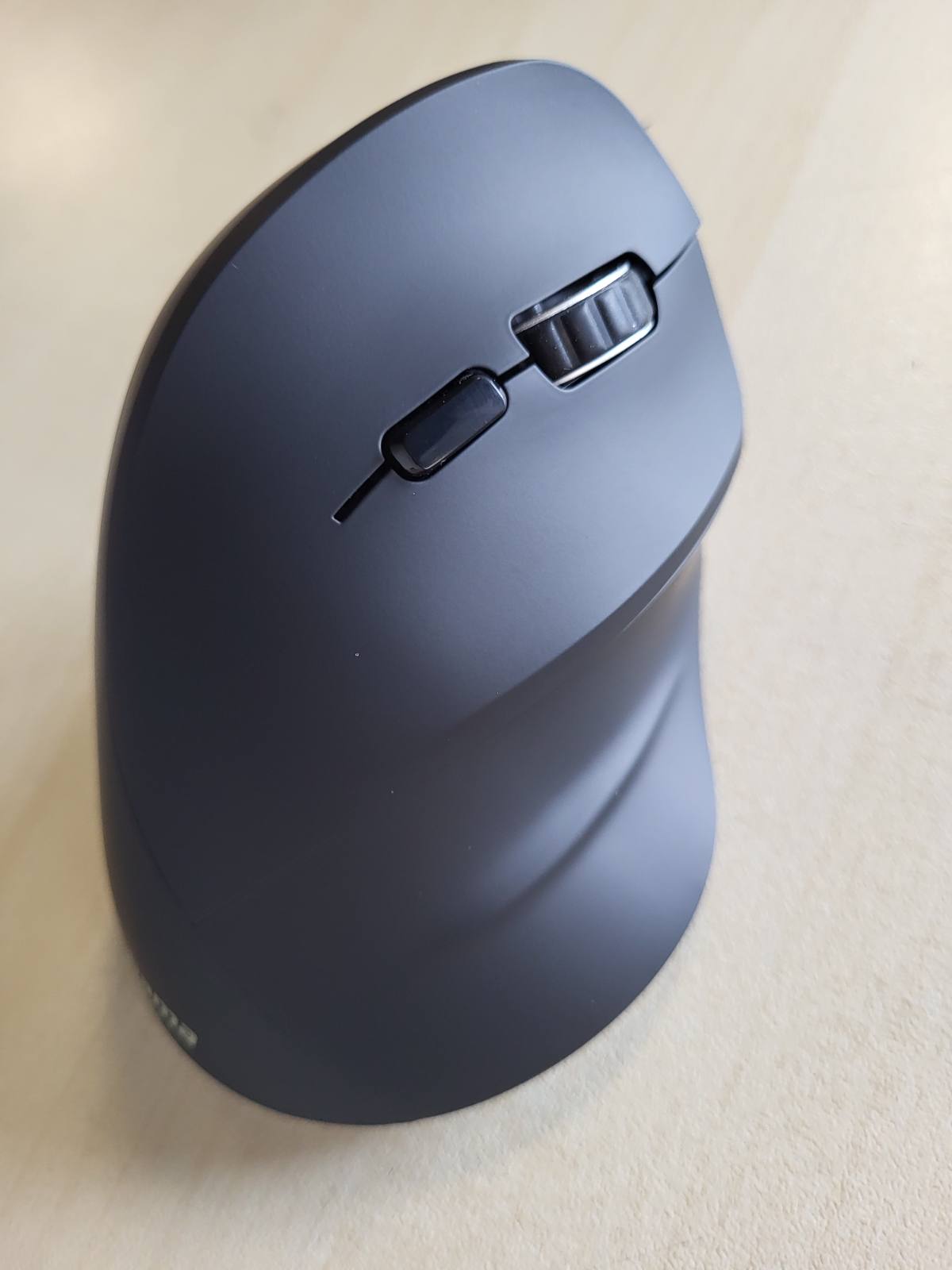 276754 - Hama Maus pa tel ergonomik, maus vertikal, pa kabllo për përdoruesit me dorën e djathtë, sensor optik 1000/1400/1800dpi, i zi 00182699