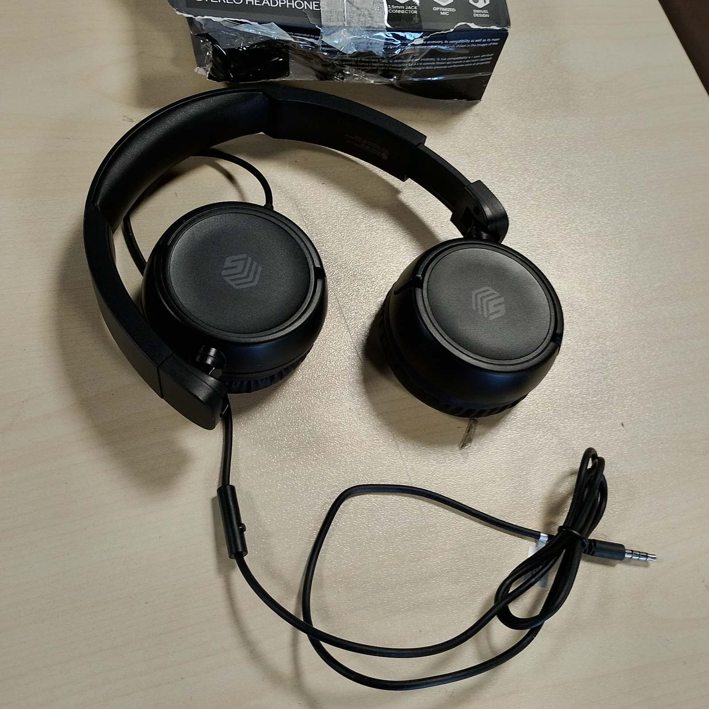 276788 - TINGULLI I MUZIKËS | Kufje Bazë me Tel mbi Vesh, Shirit Koke të Palosshëm, Kabllo 1.2 m, Mikrofon të Integruar, Prizë 3.5 mm, E Zezë