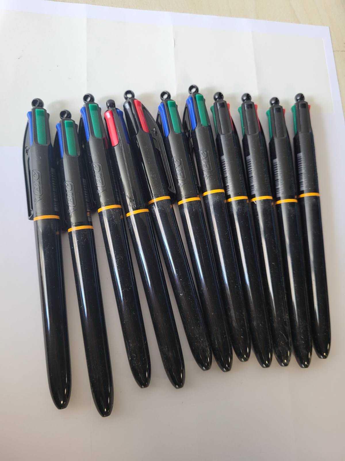 276808 - BIC Stilolapsa të tërheqshëm 4 Colours Pro, Majë e mesme (1 mm), Kuti me 12 copë, Ngjyra të ndryshme
