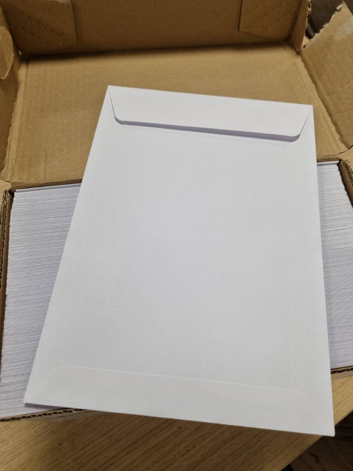 276826 - LIDERPAPEL Qese Zarfi Nr. 16 e Bardhë C5, 162x229 mm, Kuti me Shirita Silikoni me 250 Njësi