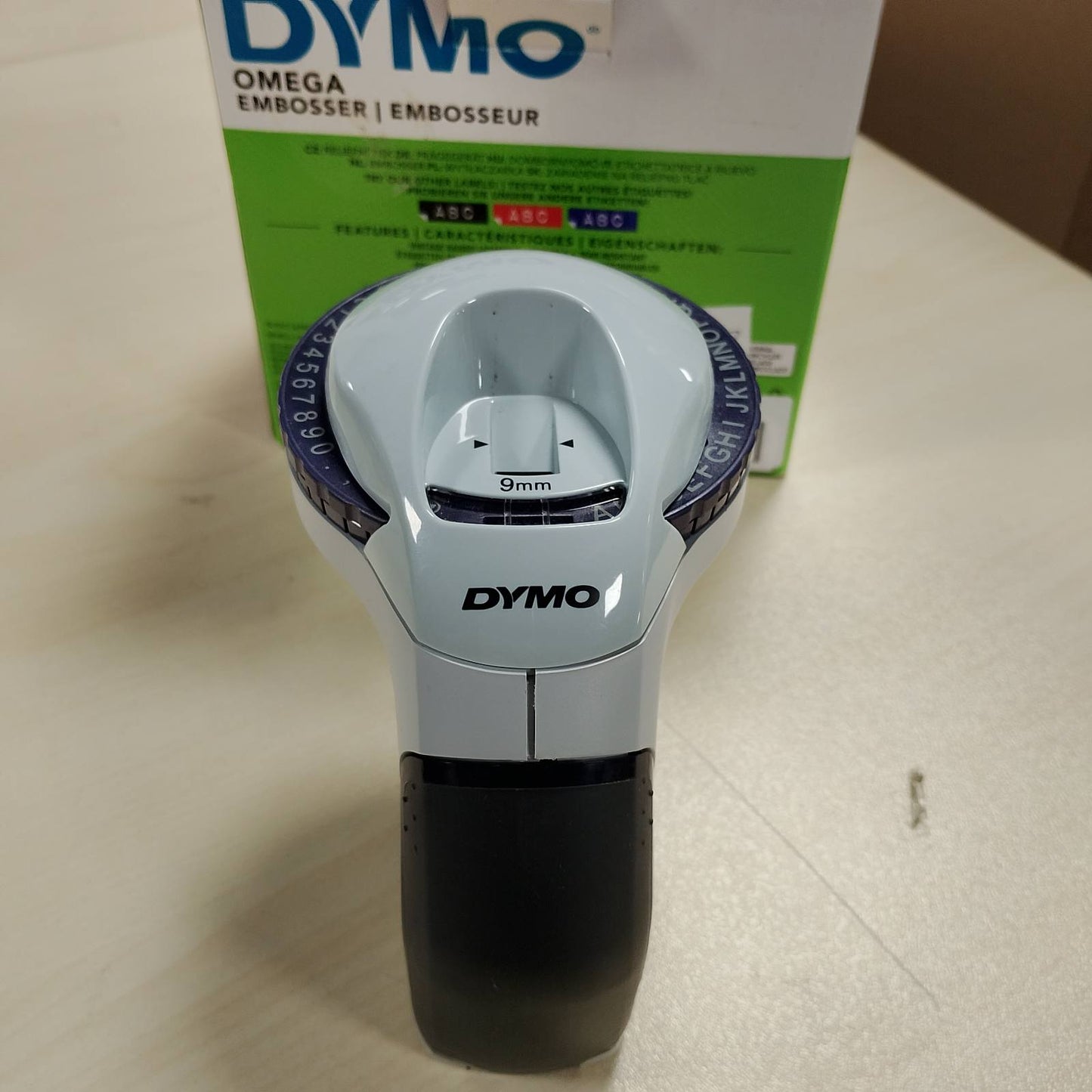 277004 - DYMO Makinë për krijimin e etiketave Omega | Makinë e vogël për krijimin e etiketave me sistem rrotullimi dhe klikimi | Dizajn ergonomik | Përdorim për projekte shtëpiake, artizanale dhe hobi