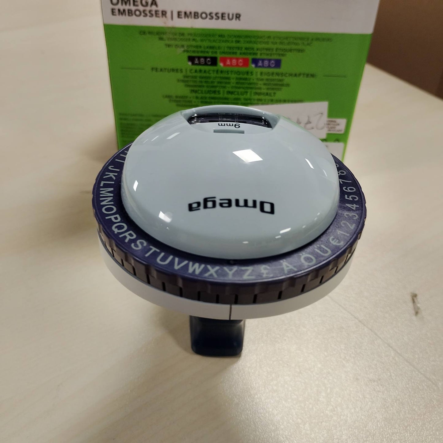 277004 - DYMO Makinë për krijimin e etiketave Omega | Makinë e vogël për krijimin e etiketave me sistem rrotullimi dhe klikimi | Dizajn ergonomik | Përdorim për projekte shtëpiake, artizanale dhe hobi