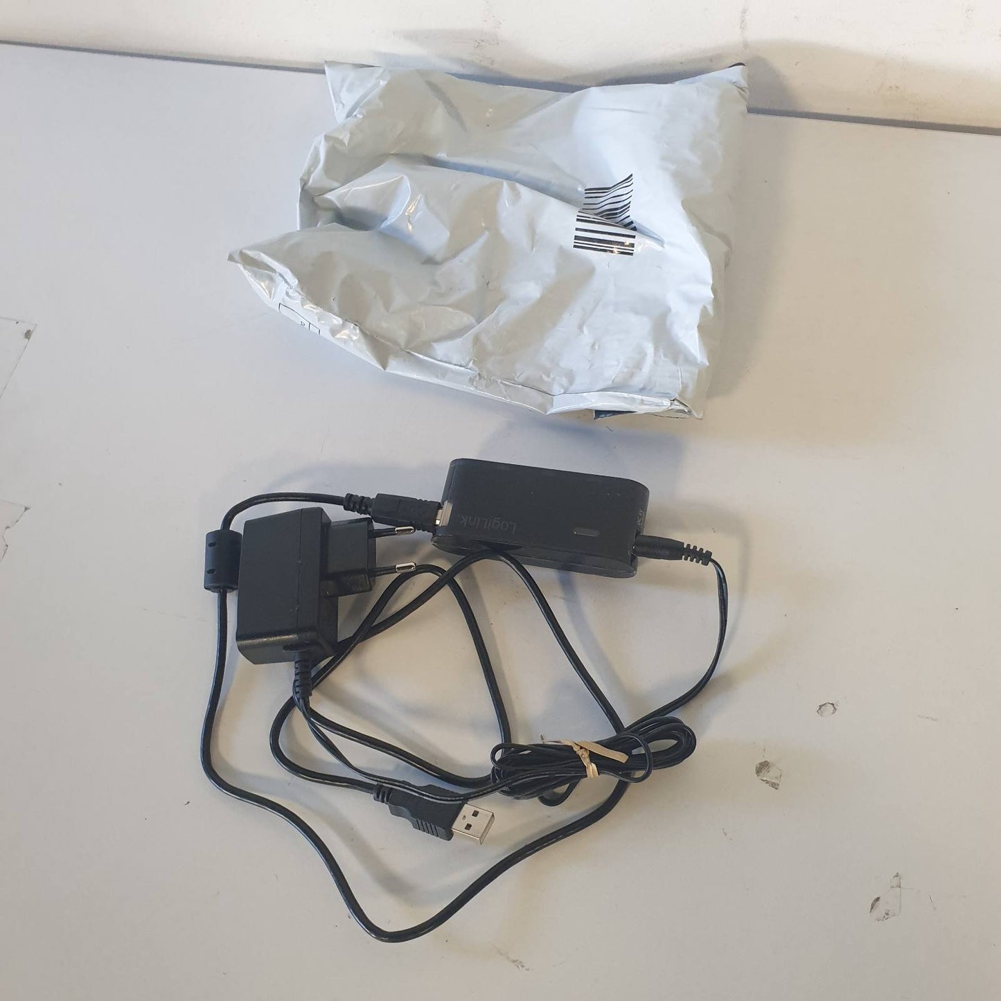 277021 - LOGILINK UA0085 Hub USB me 4 porta dhe 2 me furnizim me energji, i zi