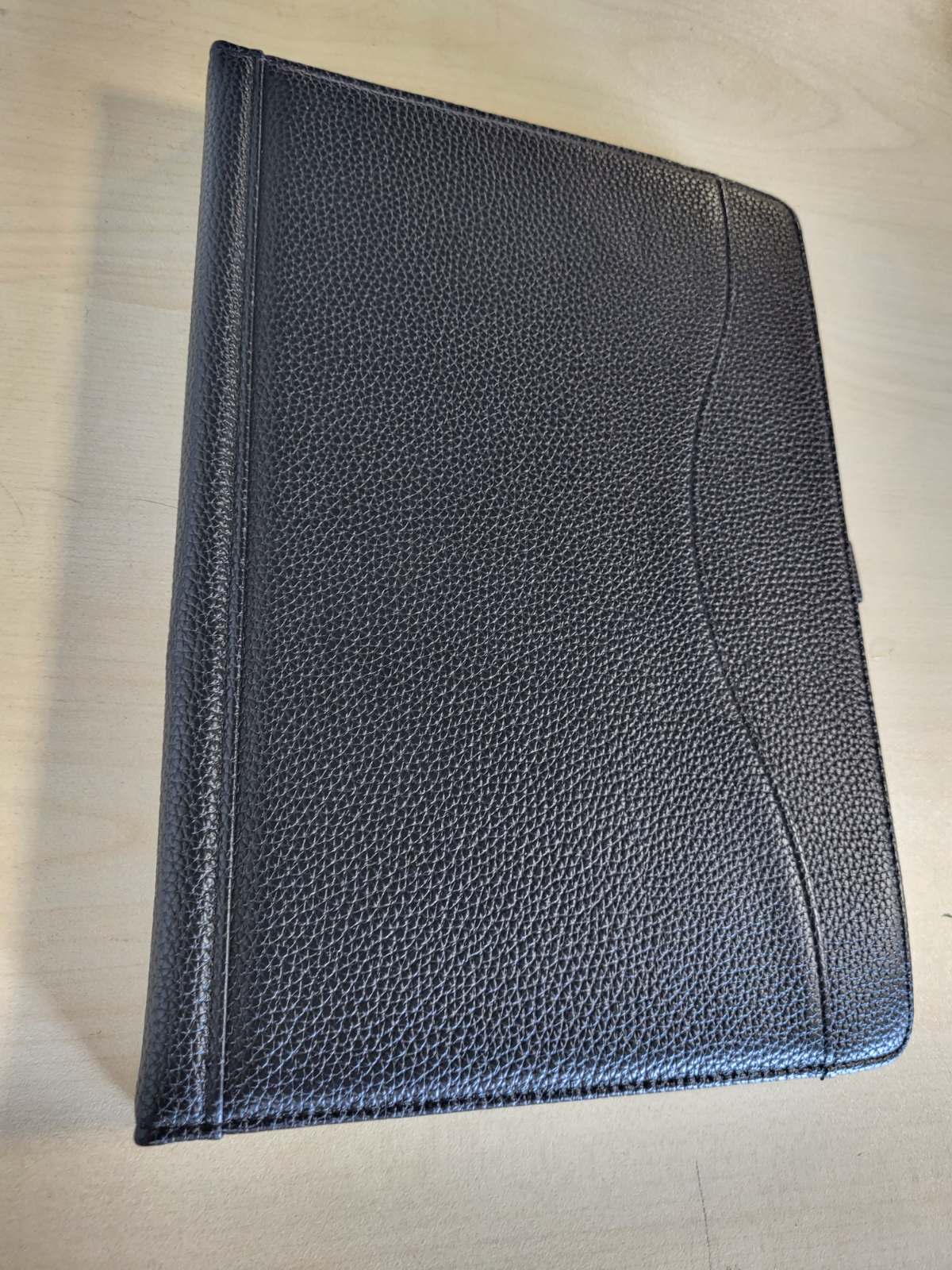 277045 - GOZOPO Mbrojtëse universale për tablet 10.1 inç, Mbështetëse shumëkëndëshe prej lëkure PU me folio për Whitedeer/Laptop/Lenovo/DOOGEE U11/U11 Pro/Blackview Tab90/HCJIP, tablet 9.6-11 inç (e zezë)