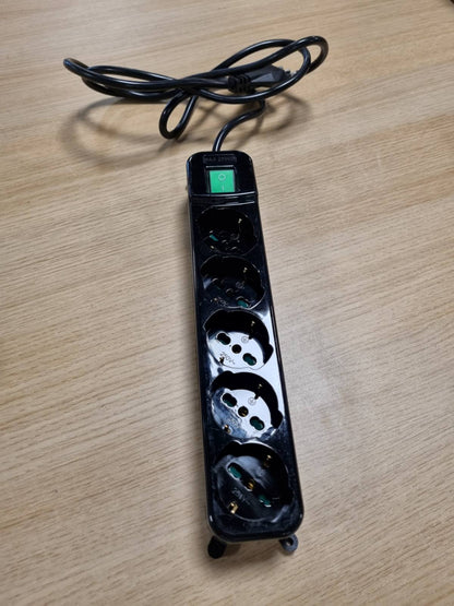 277111 - TECNOWARE Sistemet e Energjisë - Shirit elektrik me 5 priza (Schuko/Italia 10/16A), Çelës i ndriçuar, Mbrojtje për fëmijë, Kabllo 150 cm, Miqësor ndaj mjedisit, i zi