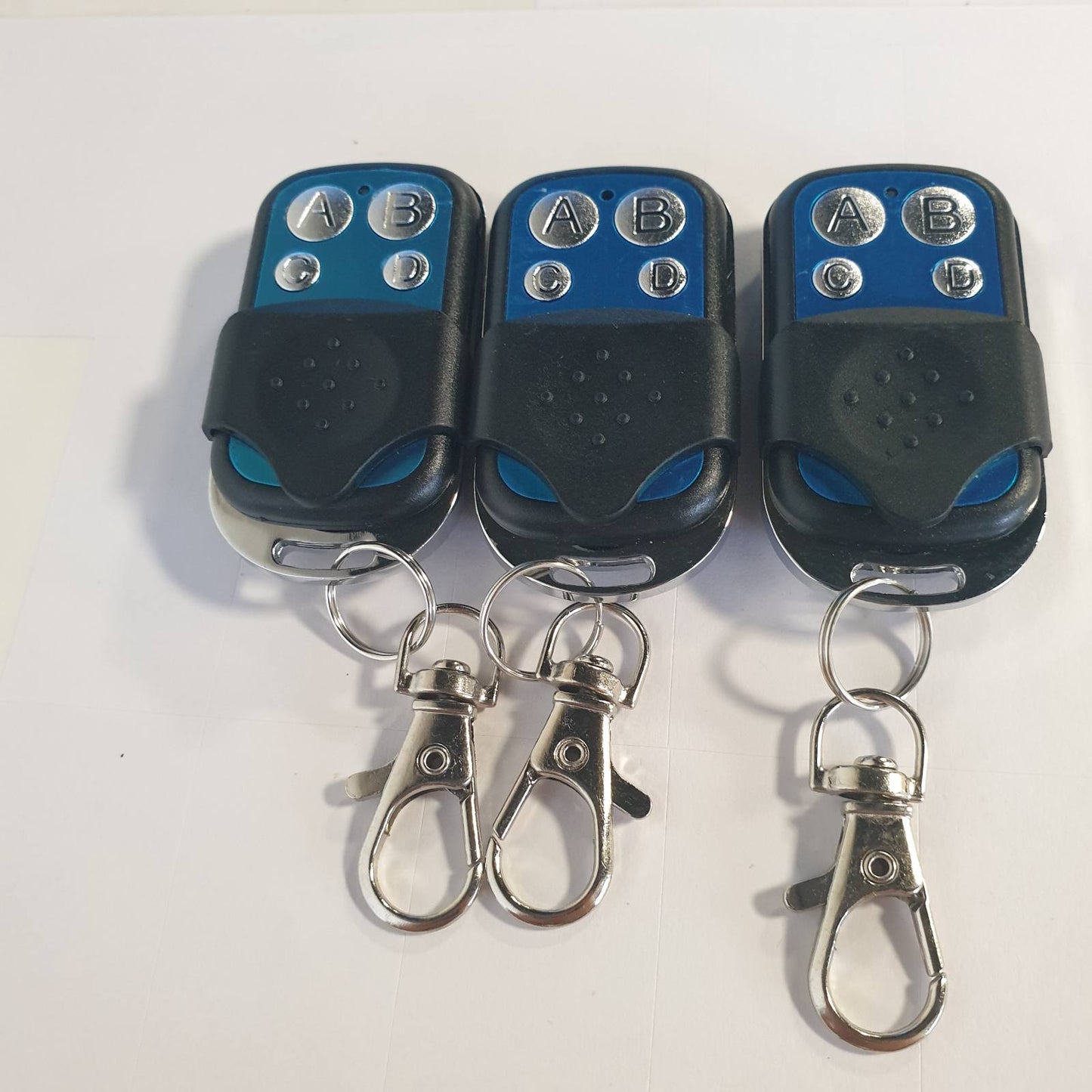 277150 - GC GLOBALCOMMERCE Set me 3 telekomanda universale vetë-mësuese për porta automatike, 4 butona, frekuencë 433.92 MHz, e zezë