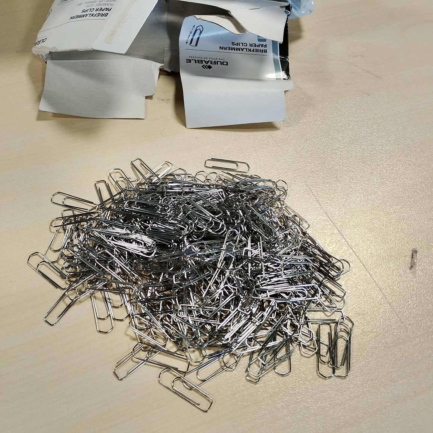 277243 - 121125 - KAPËSE TË VESHURA ME ZINK, 32 MM, MAJË TREKËNDËSHE, PAKO ME 1000 COPË