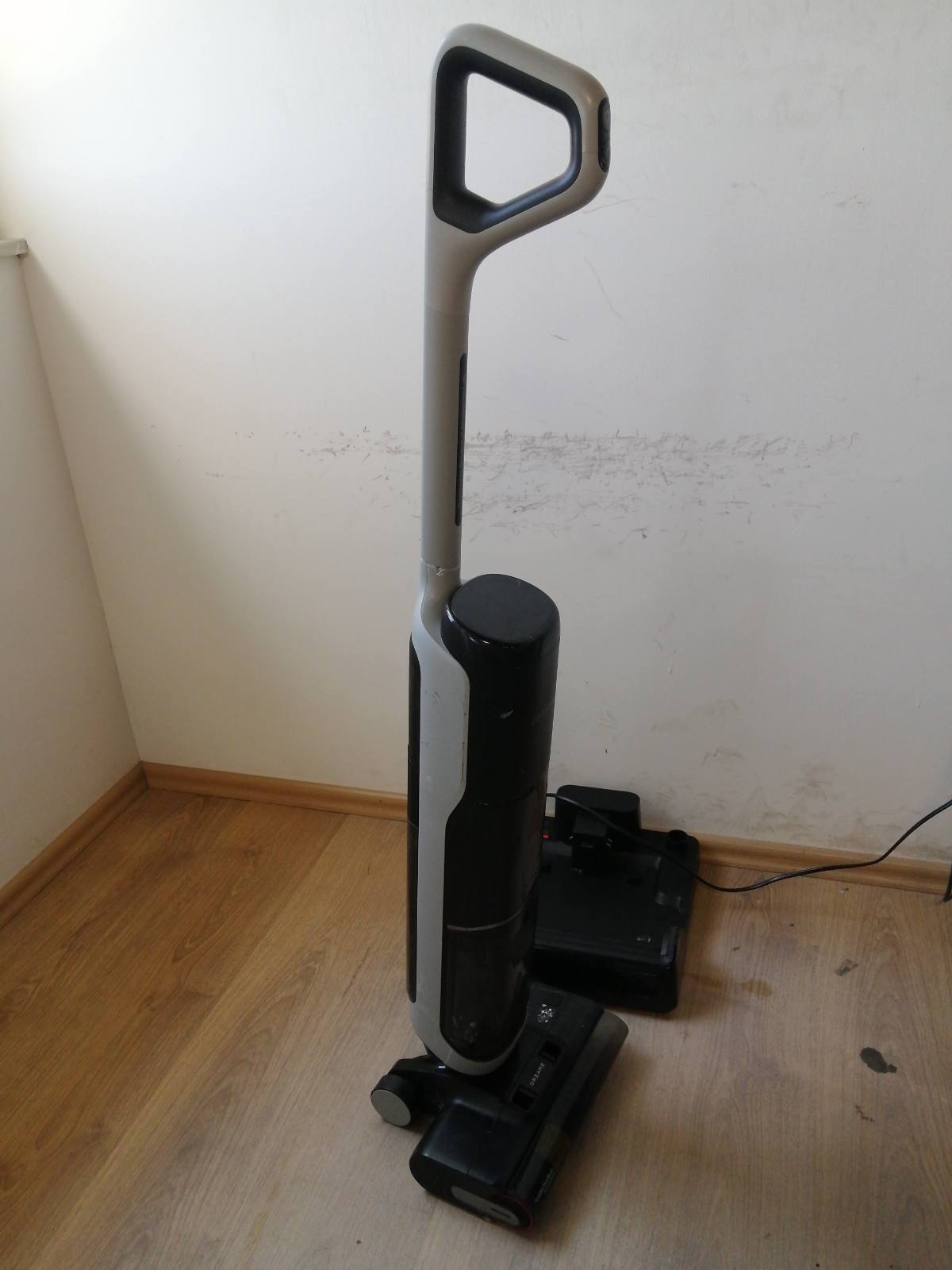 277326 - DREAME Fshesë me korrent për lagështi dhe tharje H14, Kryqëzim i sheshtë 180°, Larje/tharje me furçë 60°C, Tharje e shpejtë 5 minuta, Pastrim automatik me rrotullim të dyfishtë, Thithje 18 kPa, Zbulim/Rregullim Inteligjent