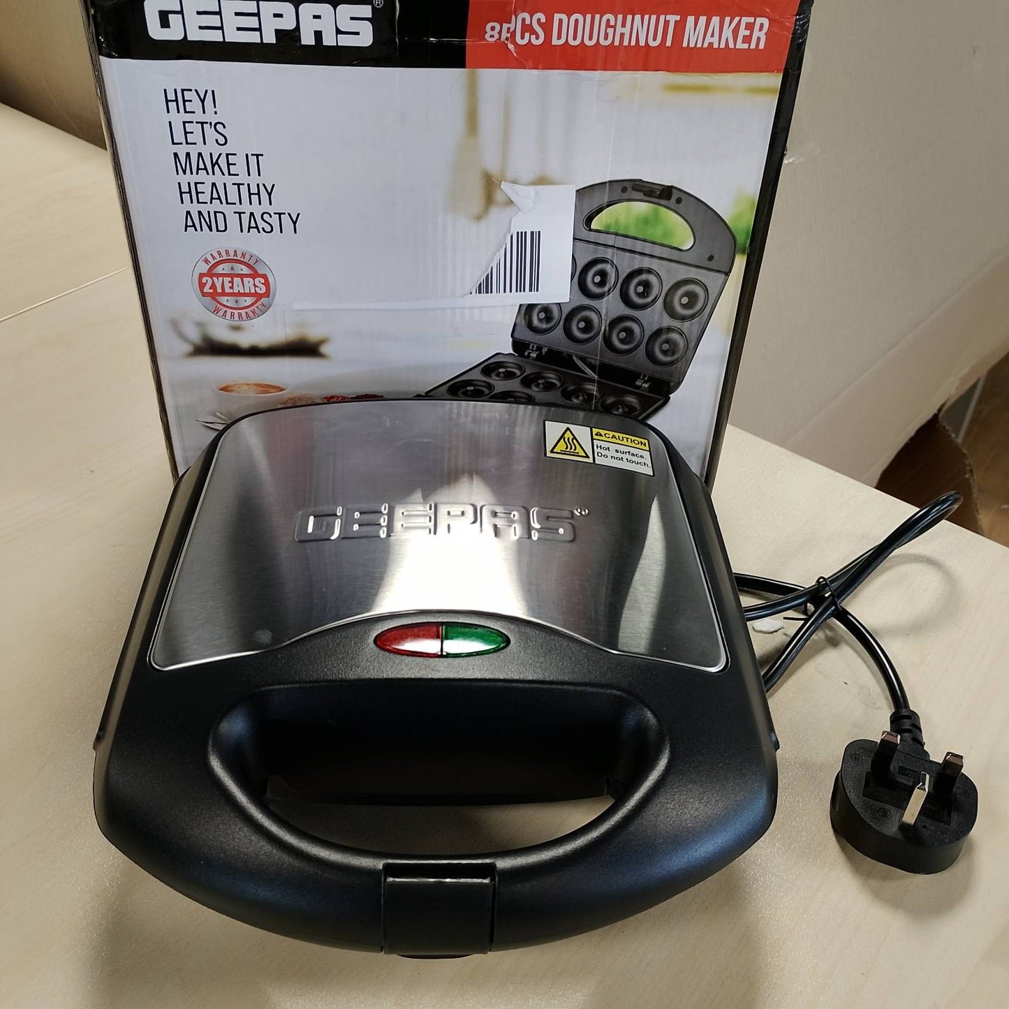 277518 - GEEPAS Makinë për petulla 750W, 8 vrima, çelik inox, jo-ngjitëse, përgatit 8 petulla