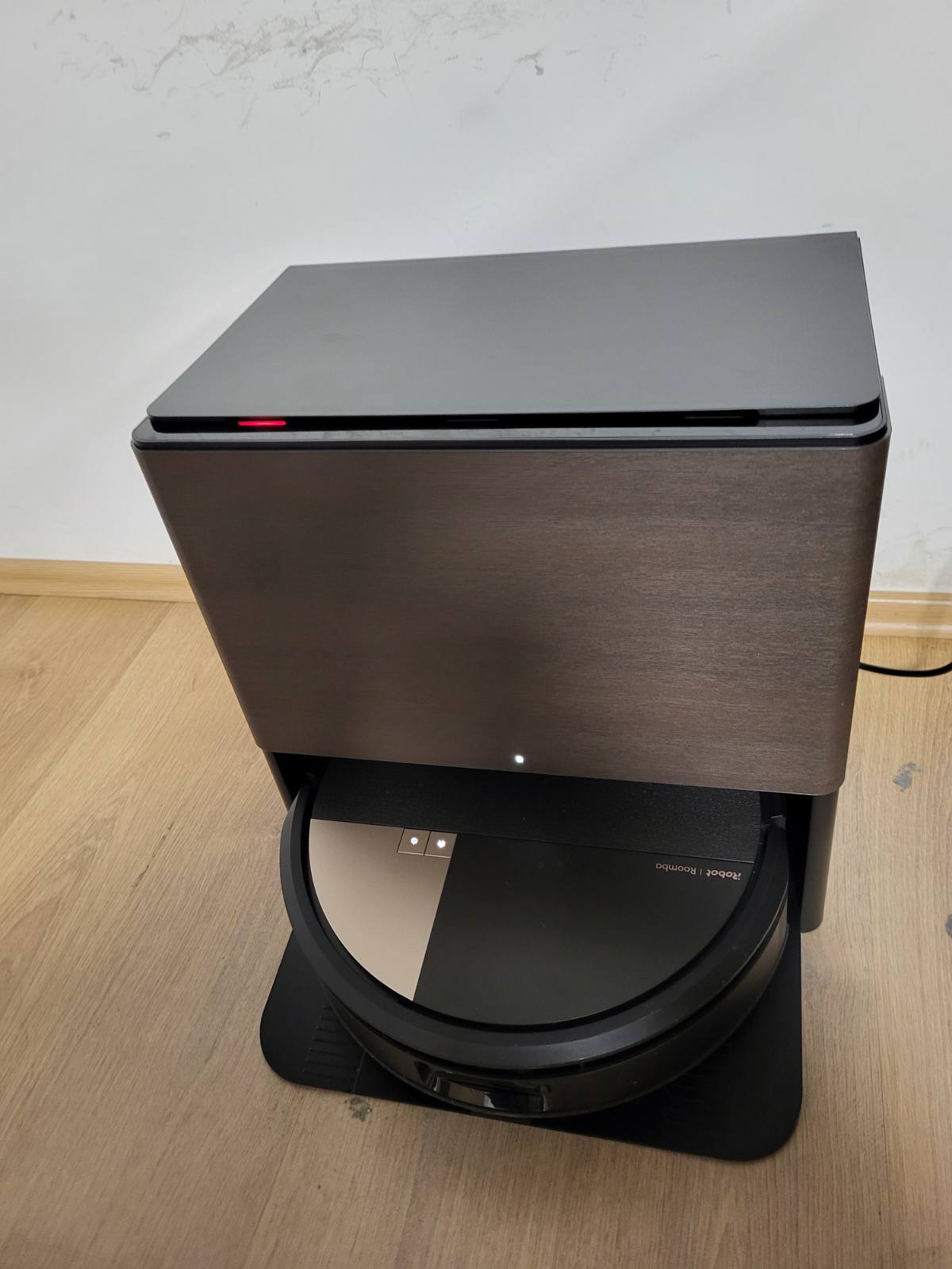 288011 - iRobot Roomba Max 705 Combo + Bazë AutoWash, Rul për Mop PowerSpin, Dy Furça, Zbrazje Automatike, Tharje me Rul me Ajër të Ngrohtë, LiDAR, E Zezë