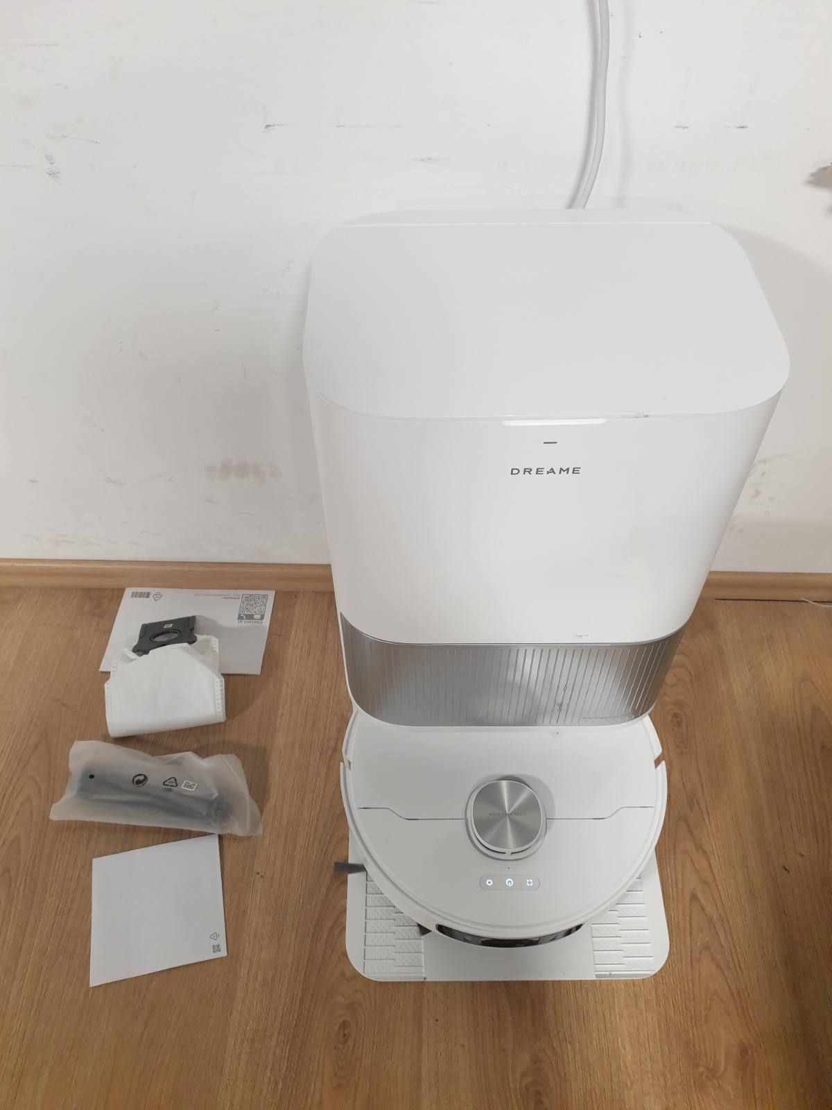 288052 - DREAME Fshesë me korrent robotike L40 Ultra AE, Thithje 19,000 Pa, Mopa vetëpastruese me ujë të nxehtë 75°C, Furça të ndryshme, Zbrazje automatike