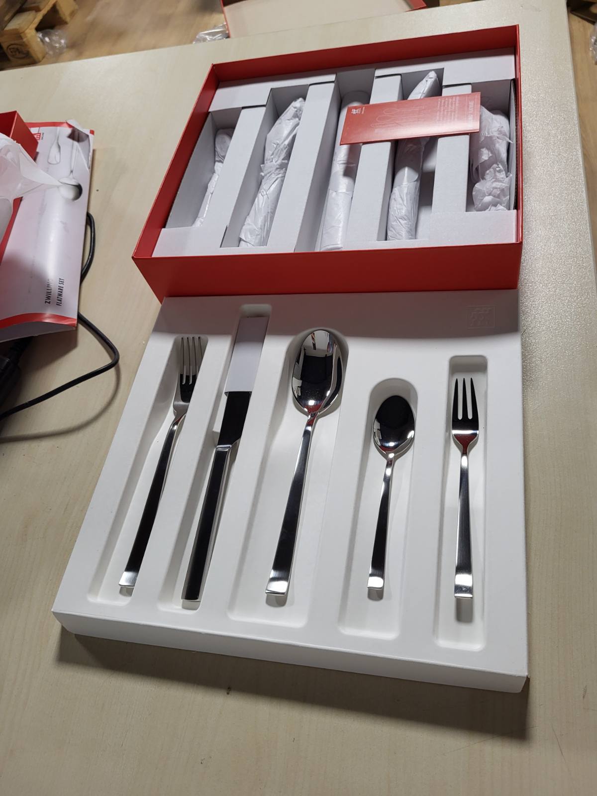288214 - ZWILLING Set ikonik takëmesh mat i lyer me furçë, 30 copë për 6 persona