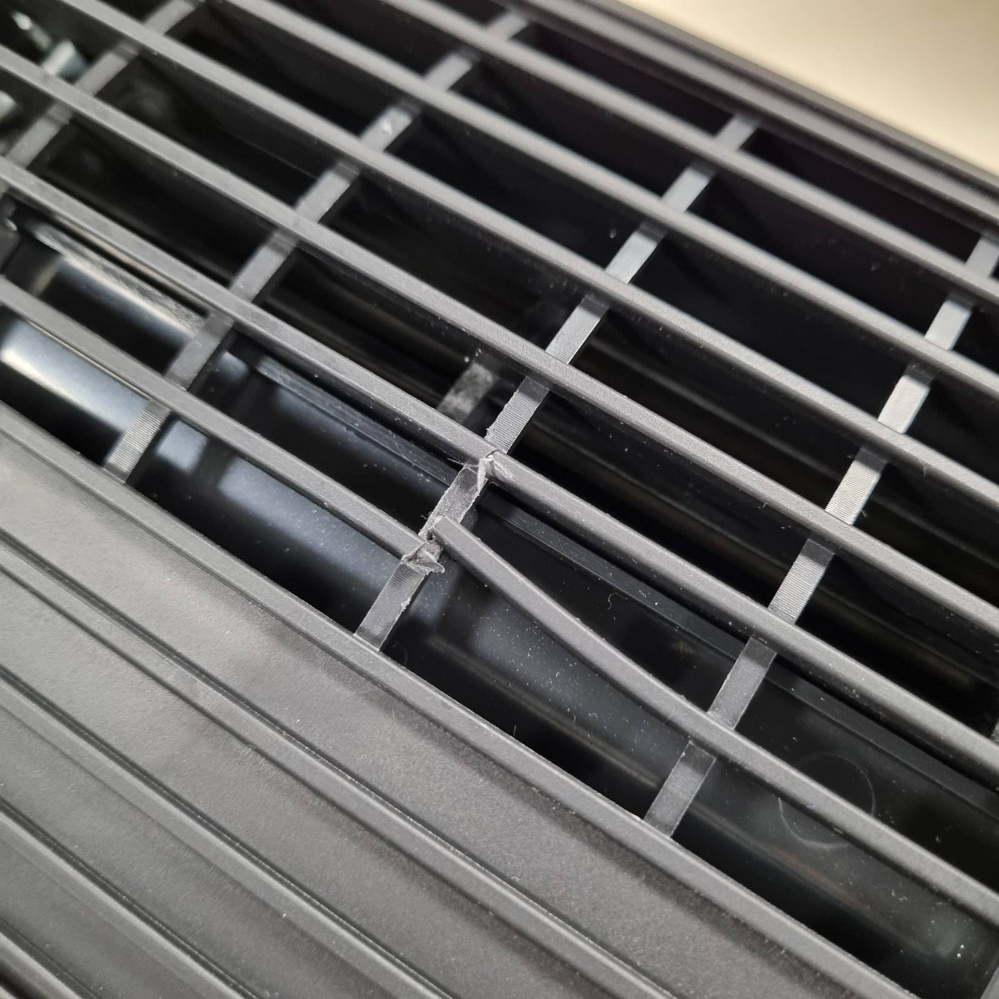 288320 - AMAZON BASICS Ventilator Kullë Oksilatore 71 cm me Kënd 60 Gradë për Dhomë Gjumi, Dhomë Ndenjeje, Zyrë, 3 Shpejtësi, Kontroll Intuitiv Mekanik, E Zezë Mat, 35W, 71 cm x 24 cm x 24 cm