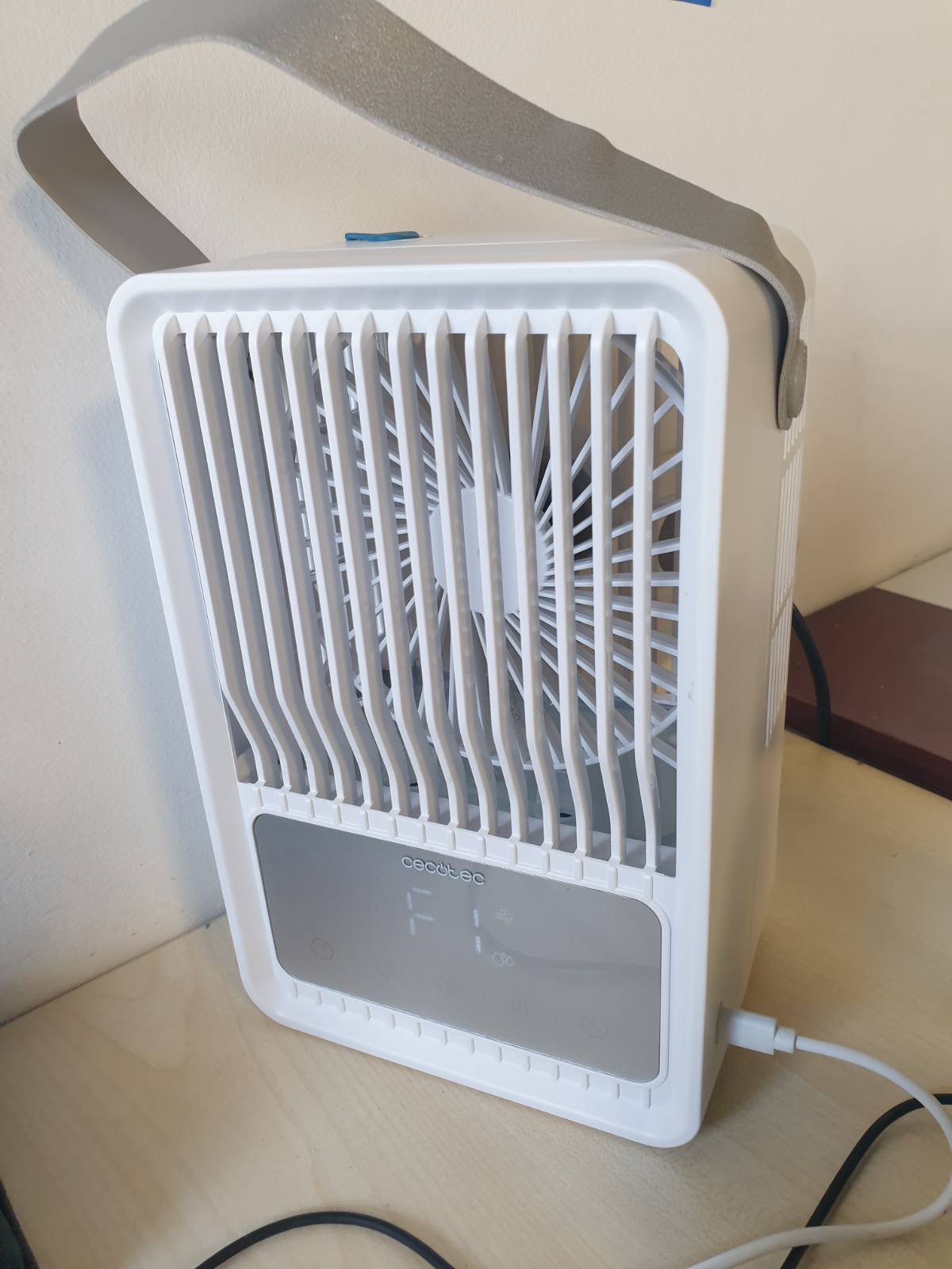288343 - CECOTEC Kondicioner tavoline inteligjent EnergySilence 500 DeskChill, 6W, kapacitet 500 ml, kontroll me prekje, ekran dixhital, 3 shpejtësi, dritë LED me 7 ngjyra, kohëmatës