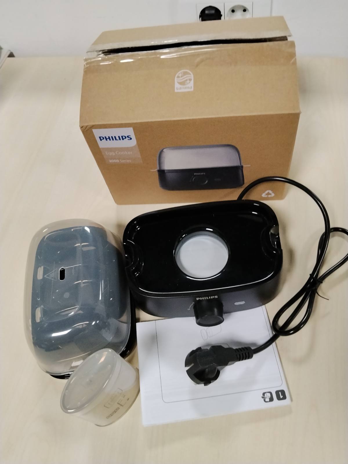 288396 - PHILIPS Gatuaj Vezësh Seria 3000, deri në 6 vezë, 400W, Dizajn kompakt, HD9137/90
