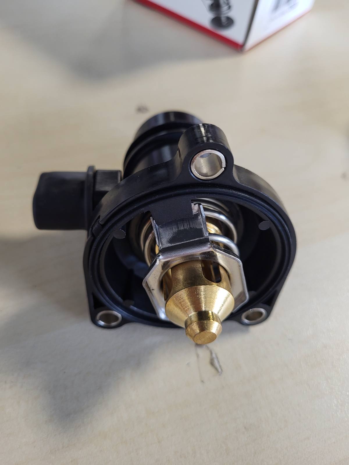 288567 - GATES TH507103G1 Termostat Uji me Strehë dhe Guarnicione, 103°C, Pajtueshëm me OPEL Corsa D 3/5-derë S07, Corsa E 3/5-derë X15, Adam M13, Astra J 5-derë P10 dhe Astra J Sports Tourer P10