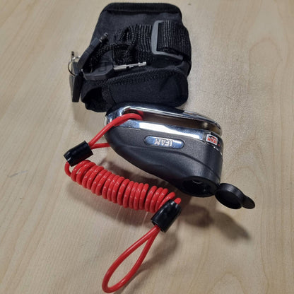 288831 - IFAM Kyç me disk për frena motori Road100, 10 mm, ngjyrë kromi, çelik i forcuar, kyçje automatike, 2 çelësa standardë dhe 1 LED.
