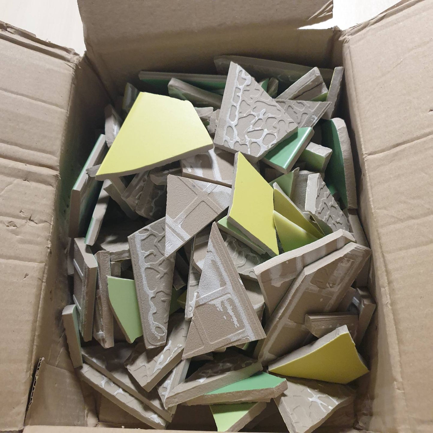 288928 - MOSALI Pllaka të Thyera Green Mix – Pllaka Mozaiku Rezistente ndaj Ngricës – Sipërfaqe Mbulimi 30×100 cm, Pesha 3.5 kg