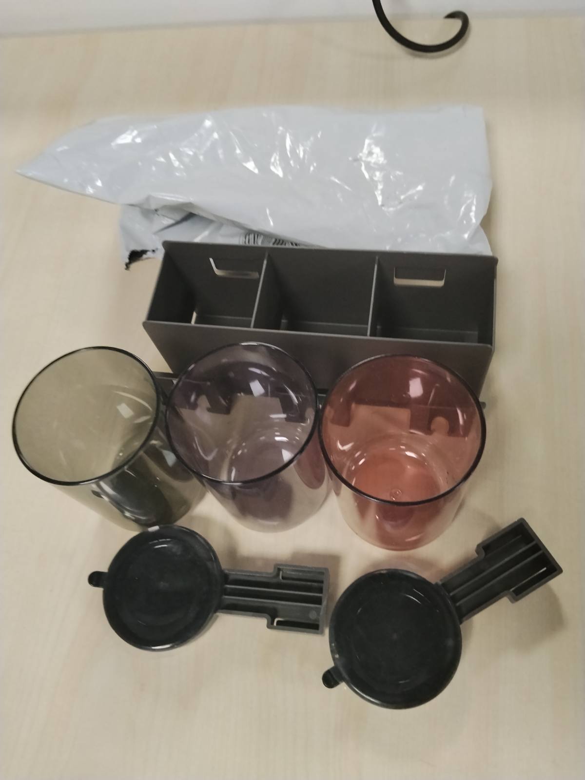 288956 - Euqvunn Mbajtëse furçe dhëmbësh e montuar në mur me gotë thithëse të lëvizshme, prej aliazh alumini, 3 vende për furça dhëmbësh