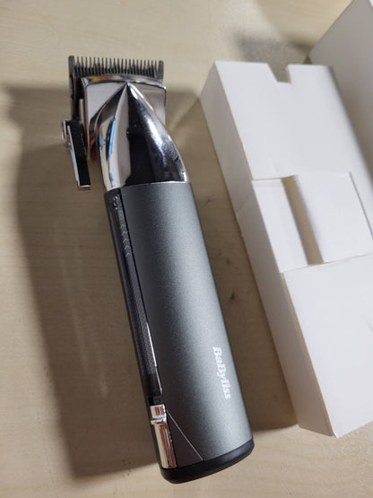 289427 - BABYLISS Makinë prerëse flokësh Super-X Metal pa tel – Tehe çeliku japoneze, 10 krehëra fiksues, 2 udhëzues krehëri, Bateri litiumi, Ekran dixhital, Strehim metalik, E zezë, Modeli E996E