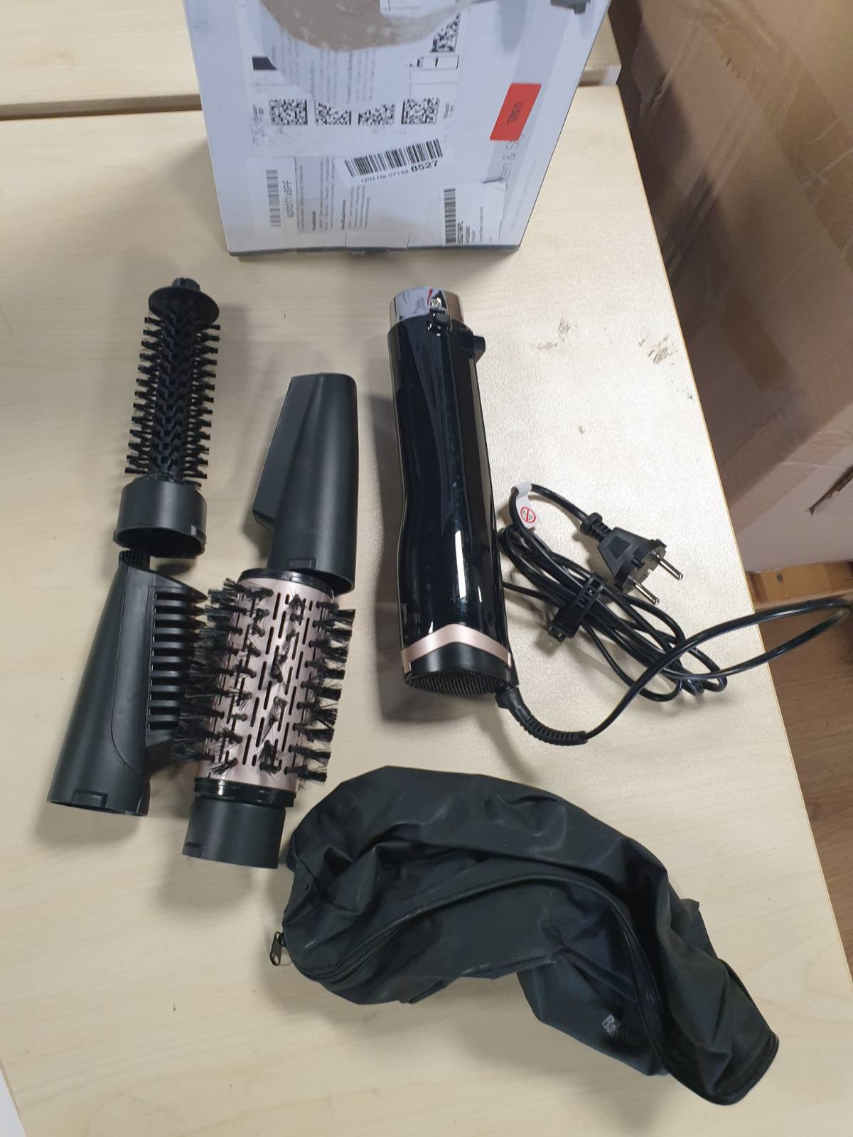 289497 - BABYLISS Furçë rrotulluese për tharëse flokësh AS200E, e zezë, Funksion jonik, 4 aksesorë të ndërrueshëm