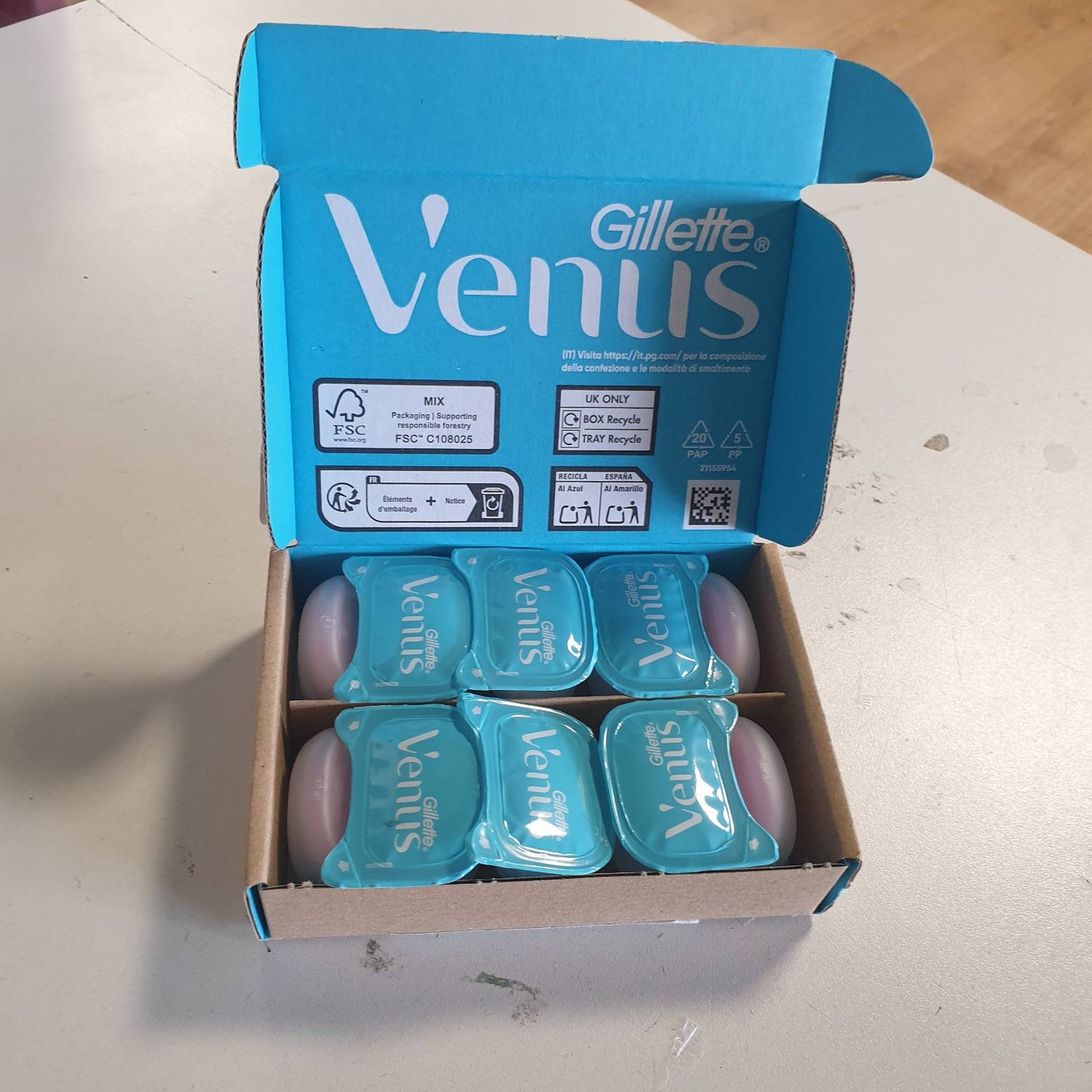 289741 - GILLETTE Mbushëse brisku Venus Comfortglide Spa Breeze për femra, pako me 10 copë, 3 tehe të integruara,  për një rruajtje të butë.