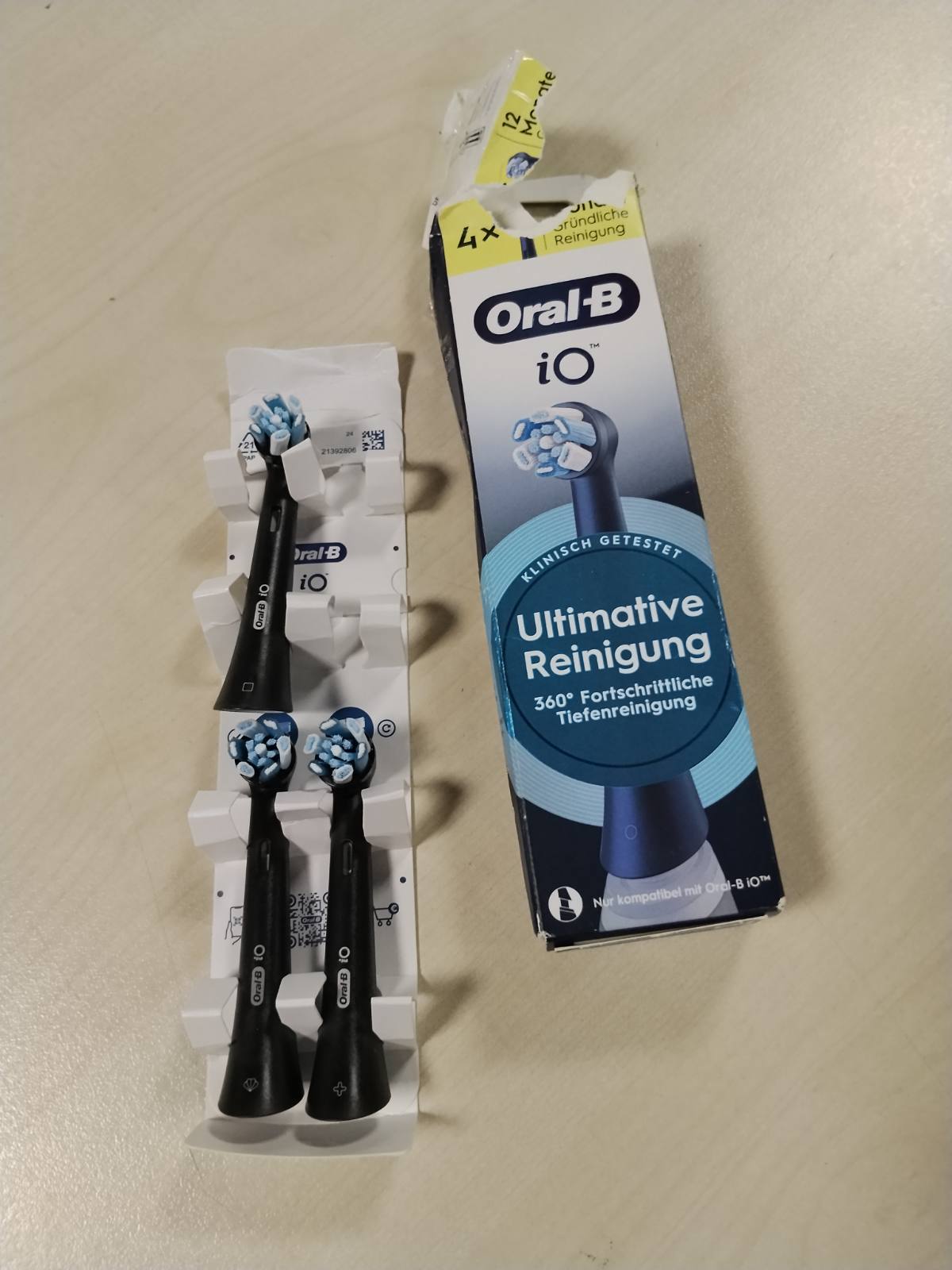 289861 - ORAL-B Koka Furçash Zëvendësuese iO Ultimate Clean, të Zeza, Pako me 4