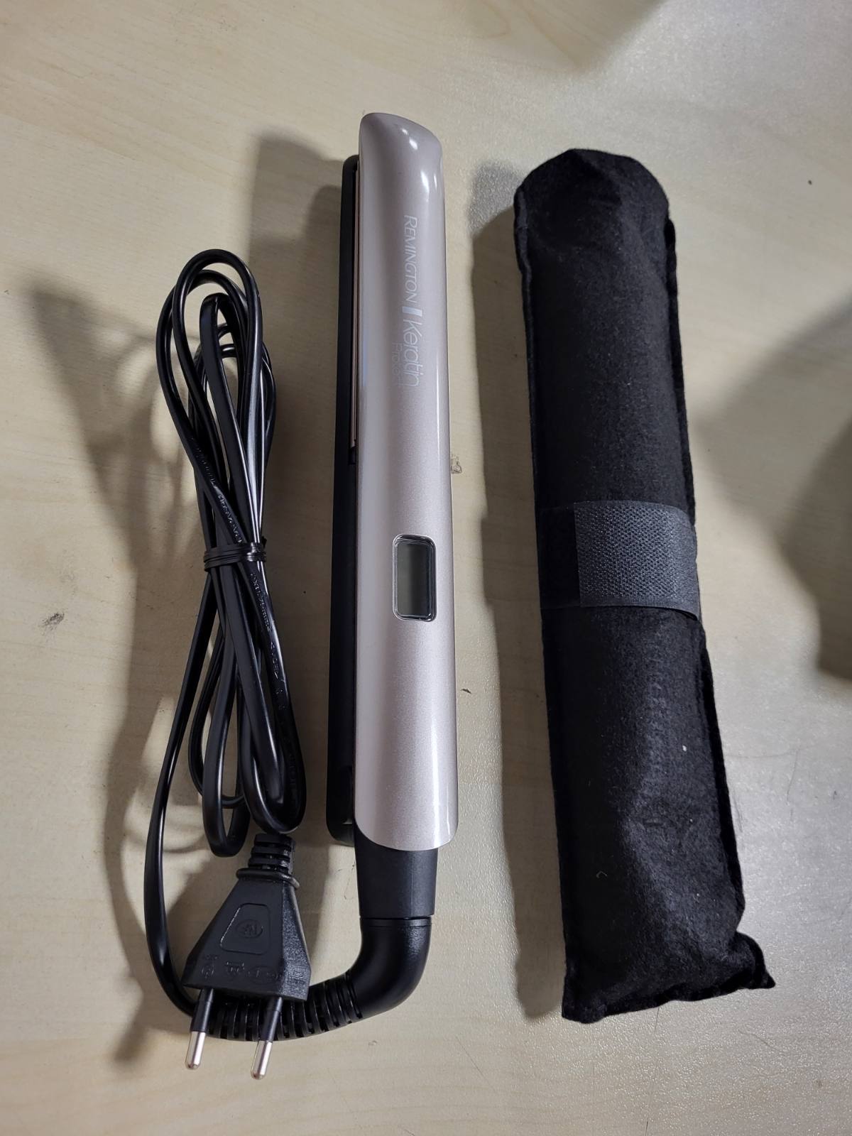 289903 - REMINGTON Pjastër flokësh [Trajtim me keratinë dhe vaj bajamesh] Mbrojtës (Kujdes për flokët, Qeramikë, Ekran LCD, 10 Cilësime Temperaturën 150-230°C, Tension Universal, Qese) S8540
