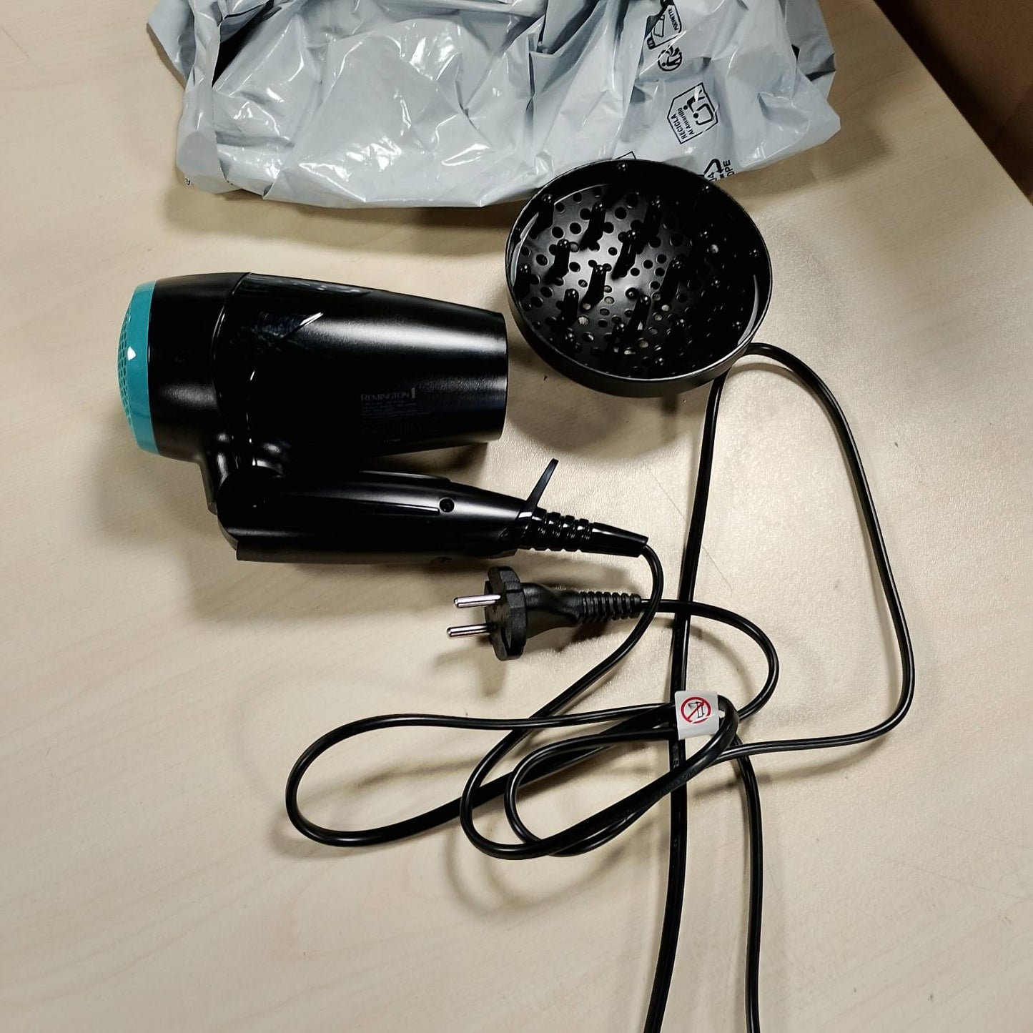 290094 - REMINGTON Tharëse flokësh D1500, 2000W, 120/220-240V, Grykë stilimi dhe difuzor, 2 cilësime ngrohjeje dhe ventilatori