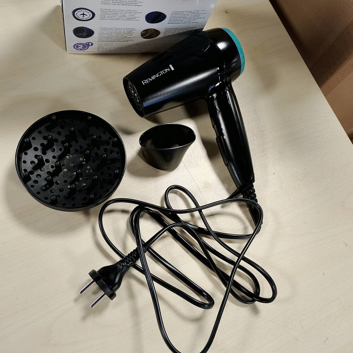 290095 - REMINGTON Tharëse flokësh D1500, 2000W, 120/220-240V, Grykë stilimi dhe difuzor, 2 cilësime ngrohjeje dhe ventilatori