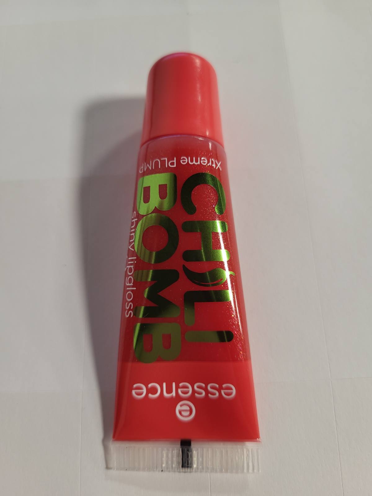 290573 - ESSENCE Shkëlqyes buzësh CHILI BOMB Nr. 01, i kuq, 10 ml, vegan, pa konservues, pa parabene, pa mikroplastikë