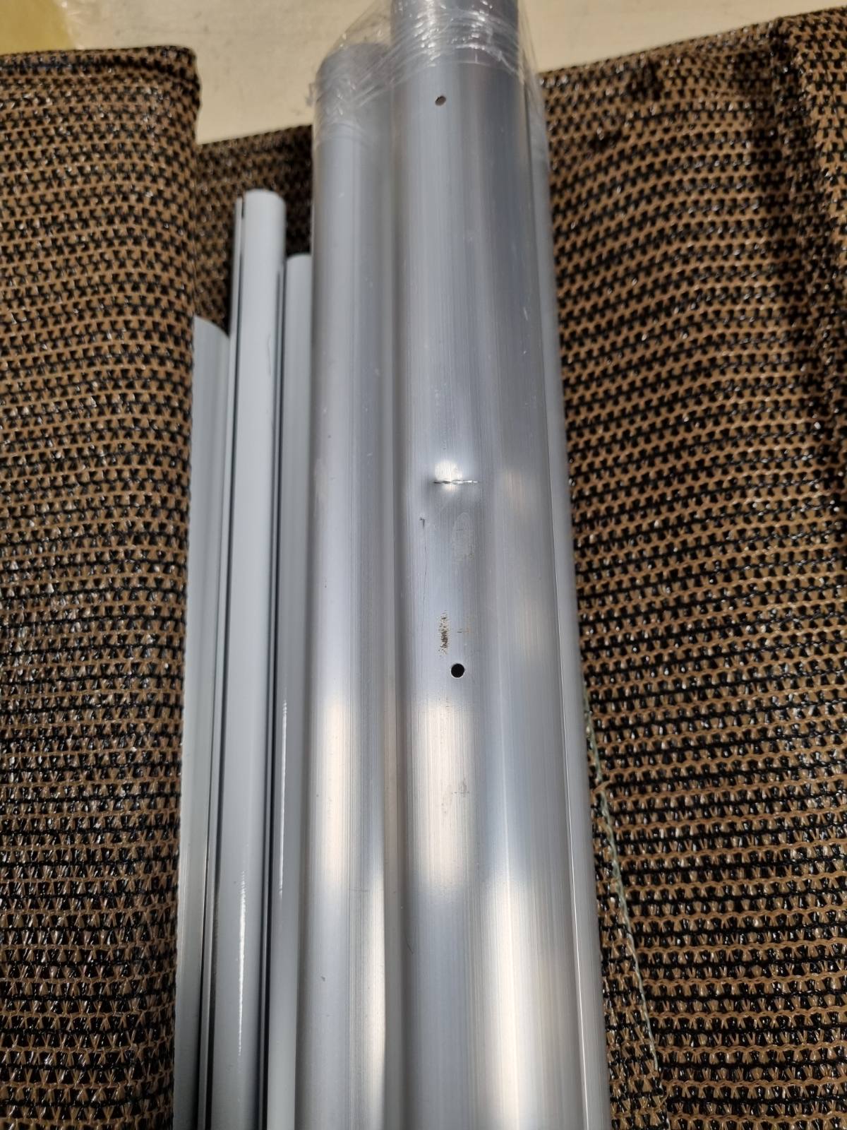 291398 -VidaXL Perde rul për ambiente të jashtme, bllokon 90% të rrezeve UV, ngjyrë kafe dhe zi, 350 x 230 cm, HDPE