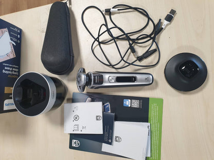 292032 - PHILIPS i9000 Prestige, Makinë rroje elektrike për burra, Prerës mjekre të lagur dhe të thatë, Teknologji SkinIQ, Bazë karikimi, E rikarikueshme, Çantë udhëtimi, Qendër pastrimi, Modeli XP9205/30
