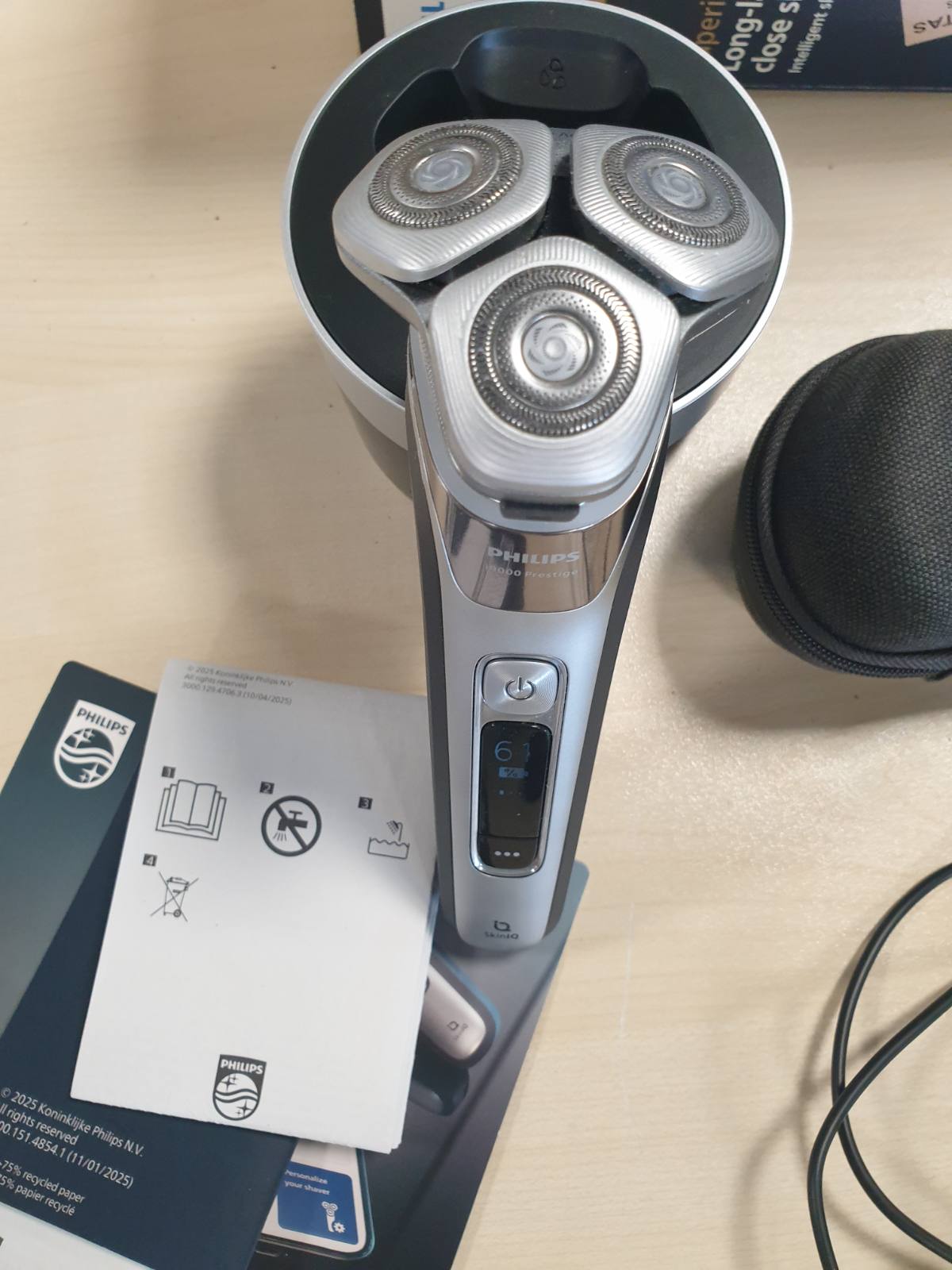 292032 - PHILIPS i9000 Prestige, Makinë rroje elektrike për burra, Prerës mjekre të lagur dhe të thatë, Teknologji SkinIQ, Bazë karikimi, E rikarikueshme, Çantë udhëtimi, Qendër pastrimi, Modeli XP9205/30