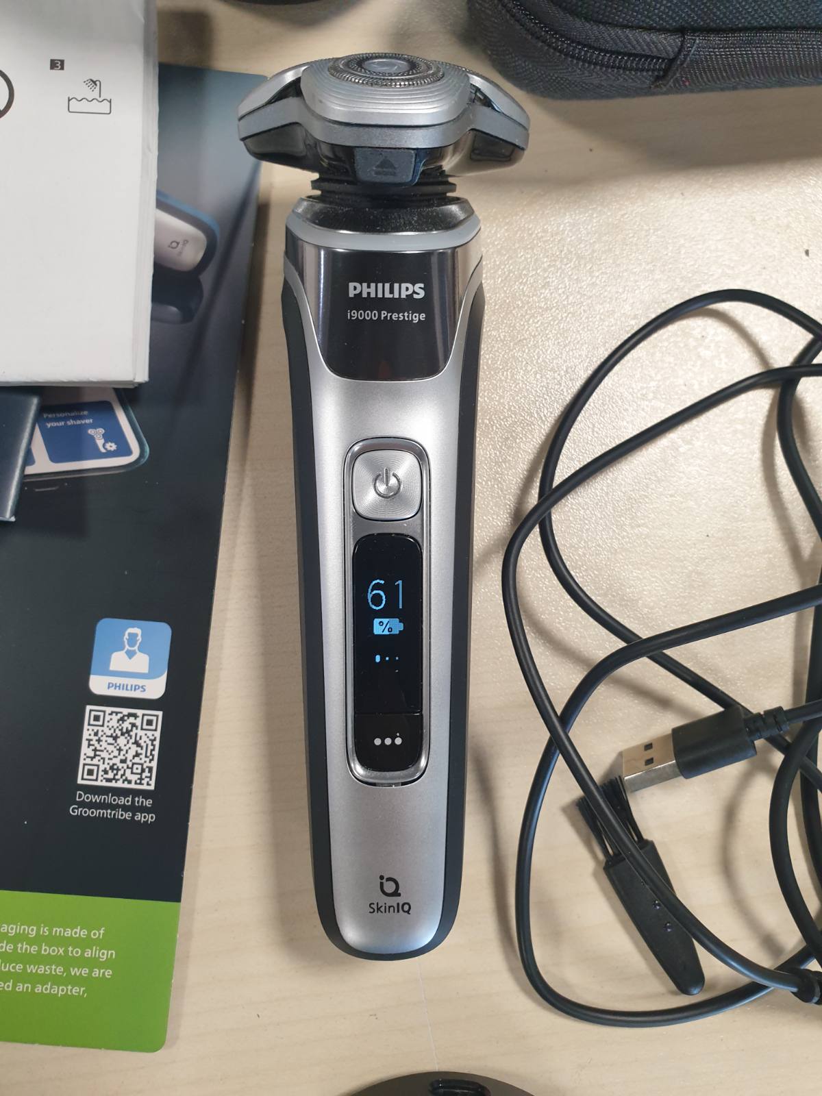 292032 - PHILIPS i9000 Prestige, Makinë rroje elektrike për burra, Prerës mjekre të lagur dhe të thatë, Teknologji SkinIQ, Bazë karikimi, E rikarikueshme, Çantë udhëtimi, Qendër pastrimi, Modeli XP9205/30