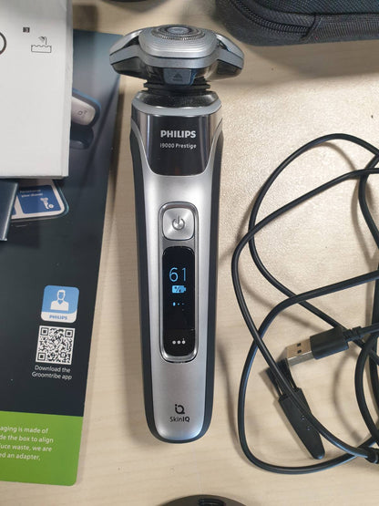 292032 - PHILIPS i9000 Prestige, Makinë rroje elektrike për burra, Prerës mjekre të lagur dhe të thatë, Teknologji SkinIQ, Bazë karikimi, E rikarikueshme, Çantë udhëtimi, Qendër pastrimi, Modeli XP9205/30