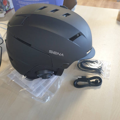292155 - SENA Helmetë Skish Latitude S1 me Altoparlantë dhe Mikrofon të Integruar, Interfon Bluetooth me Katër Drejtime, Komunikim pa Duar, Luajtje Muzike, E Certifikuar CE (Madhësia L)