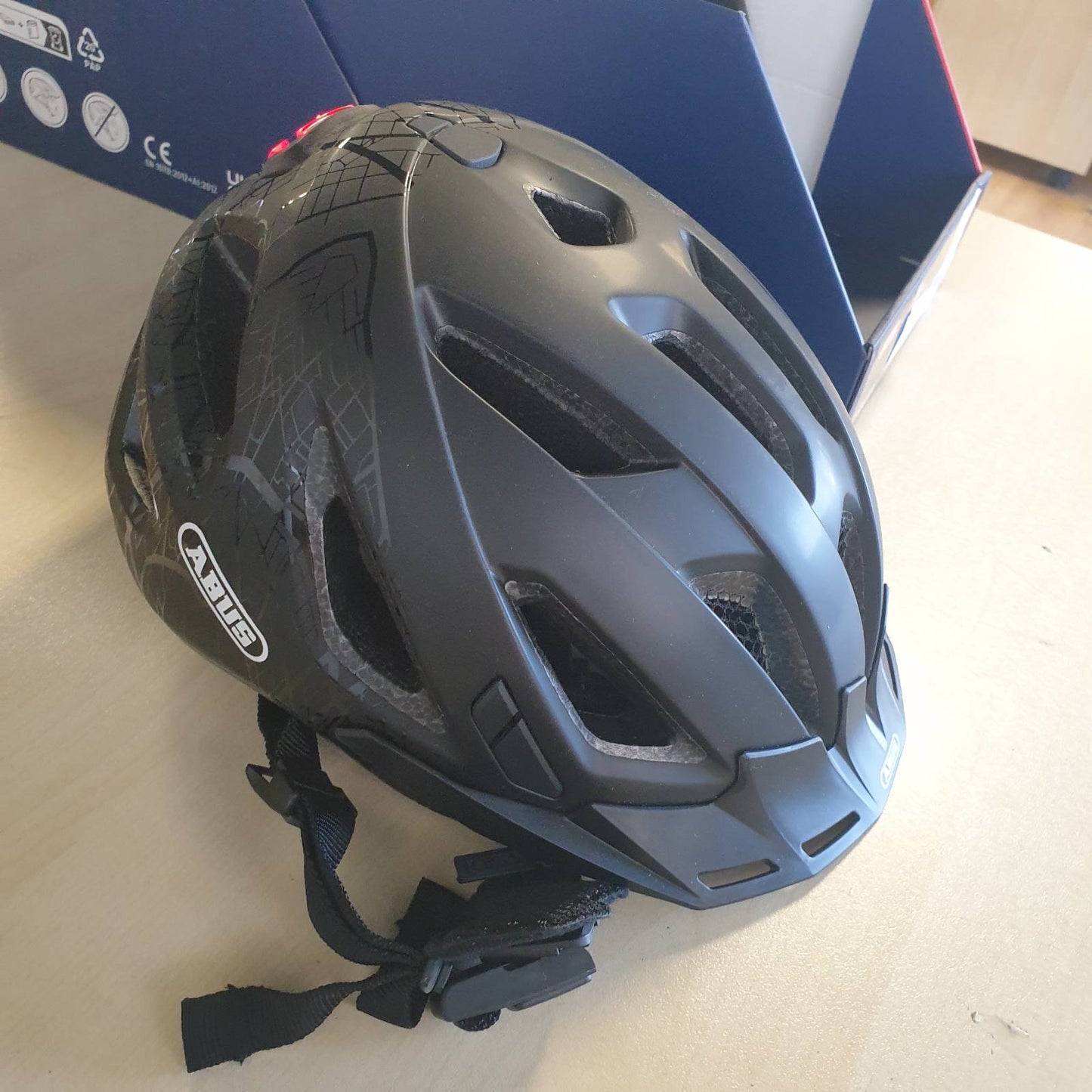292311 - ABUS - Helmetë biçiklete 40193, e zezë, M (52-58 cm)