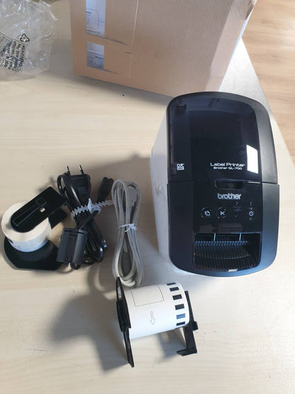292324 - BROTHER QL-700, Printer Profesional Etiketash, Termik Direkt, USB, Printon deri në 62 mm gjerësi, Shpejtësi printimi prej 150 mm/sek