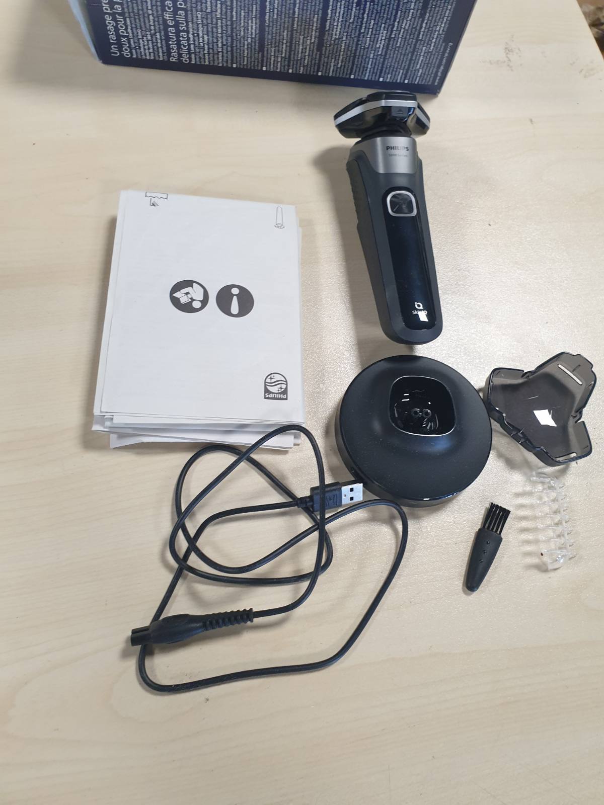 292345 - PHILIPS Rrojtore Seria 5000, elektrike për flokë të lagur dhe të thatë, gri karboni, prerëse të integruar të tërheqshme, qese të butë, kapak mbrojtës, mbështetëse karikimi (modeli S5887/13)
