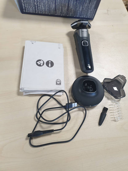 292345 - PHILIPS Rrojtore Seria 5000, elektrike për flokë të lagur dhe të thatë, gri karboni, prerëse të integruar të tërheqshme, qese të butë, kapak mbrojtës, mbështetëse karikimi (modeli S5887/13)