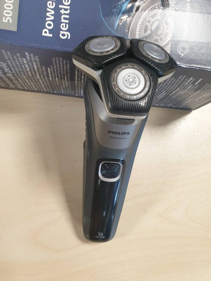 292345 - PHILIPS Rrojtore Seria 5000, elektrike për flokë të lagur dhe të thatë, gri karboni, prerëse të integruar të tërheqshme, qese të butë, kapak mbrojtës, mbështetëse karikimi (modeli S5887/13)