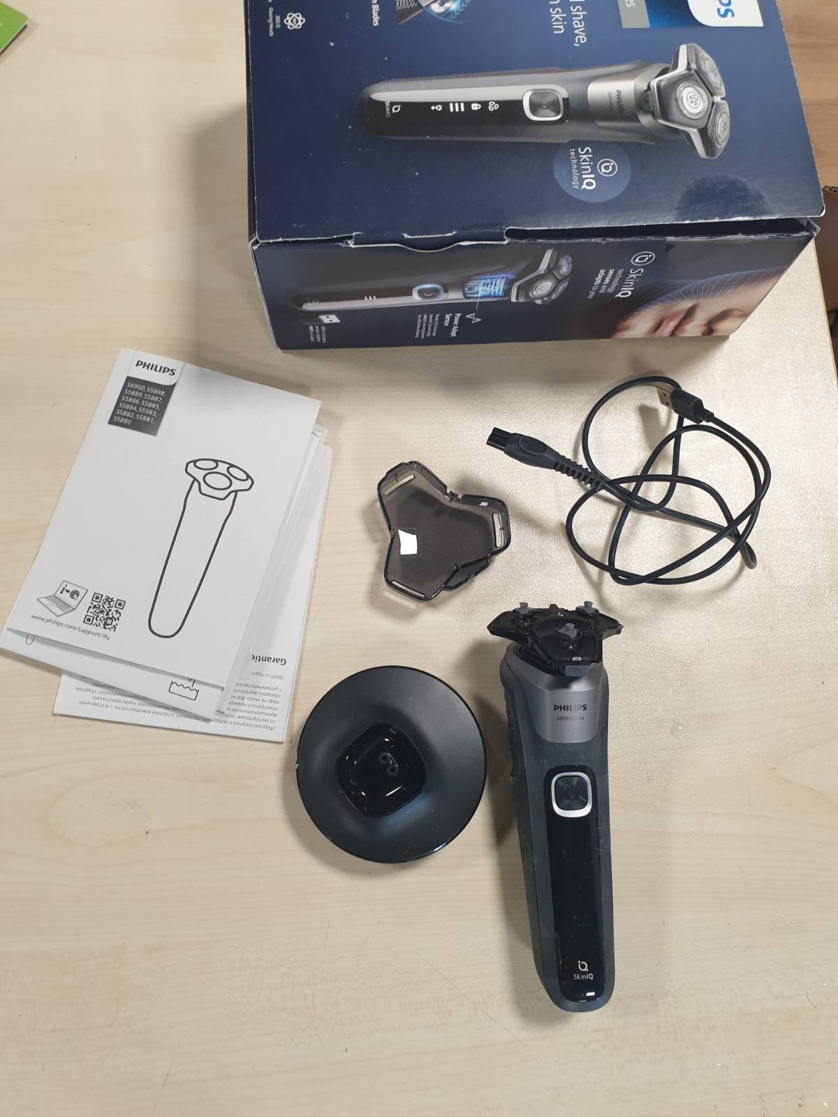 292346 - PHILIPS Rrojtore Seria 5000, elektrike për flokë të lagur dhe të thatë, gri karboni, prerëse të integruar të tërheqshme, qese të butë, kapak mbrojtës, mbështetëse karikimi (modeli S5887/13)