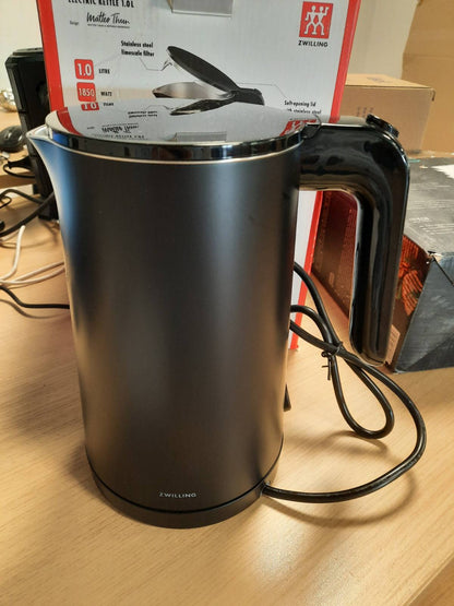 292740 - ZWILLING ENFINIGY Çajnik me filtër gëlqeror prej çeliku inox, mbrojtje nga mbinxehja, pa tel, 1850 vat, 1.0 litër, i zi