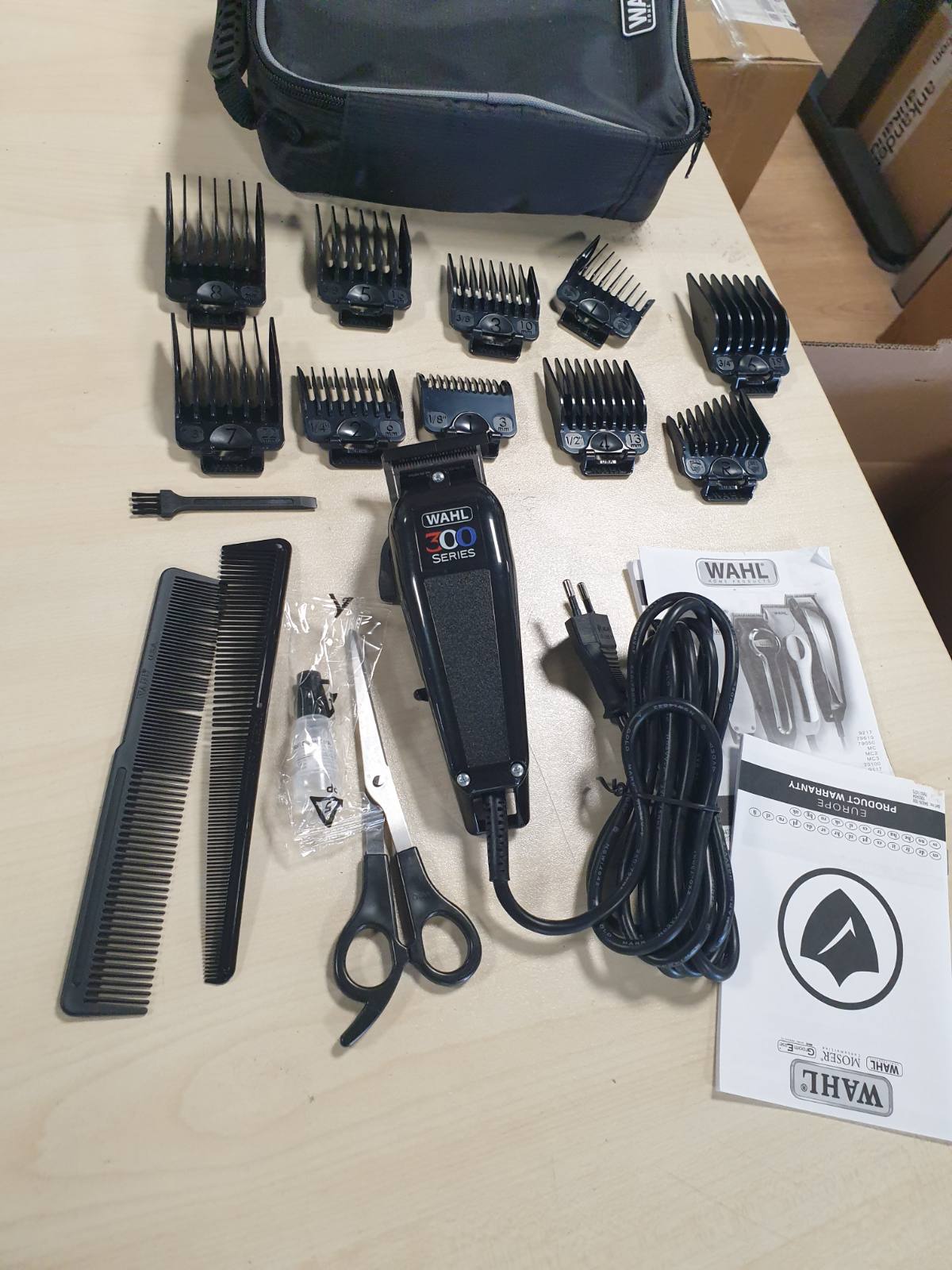 292860 - WAHL Makinë prerëse flokësh Home Pro 300 për burra, 8 krehëra udhëzues, mbi 24 cilësime prerjeje