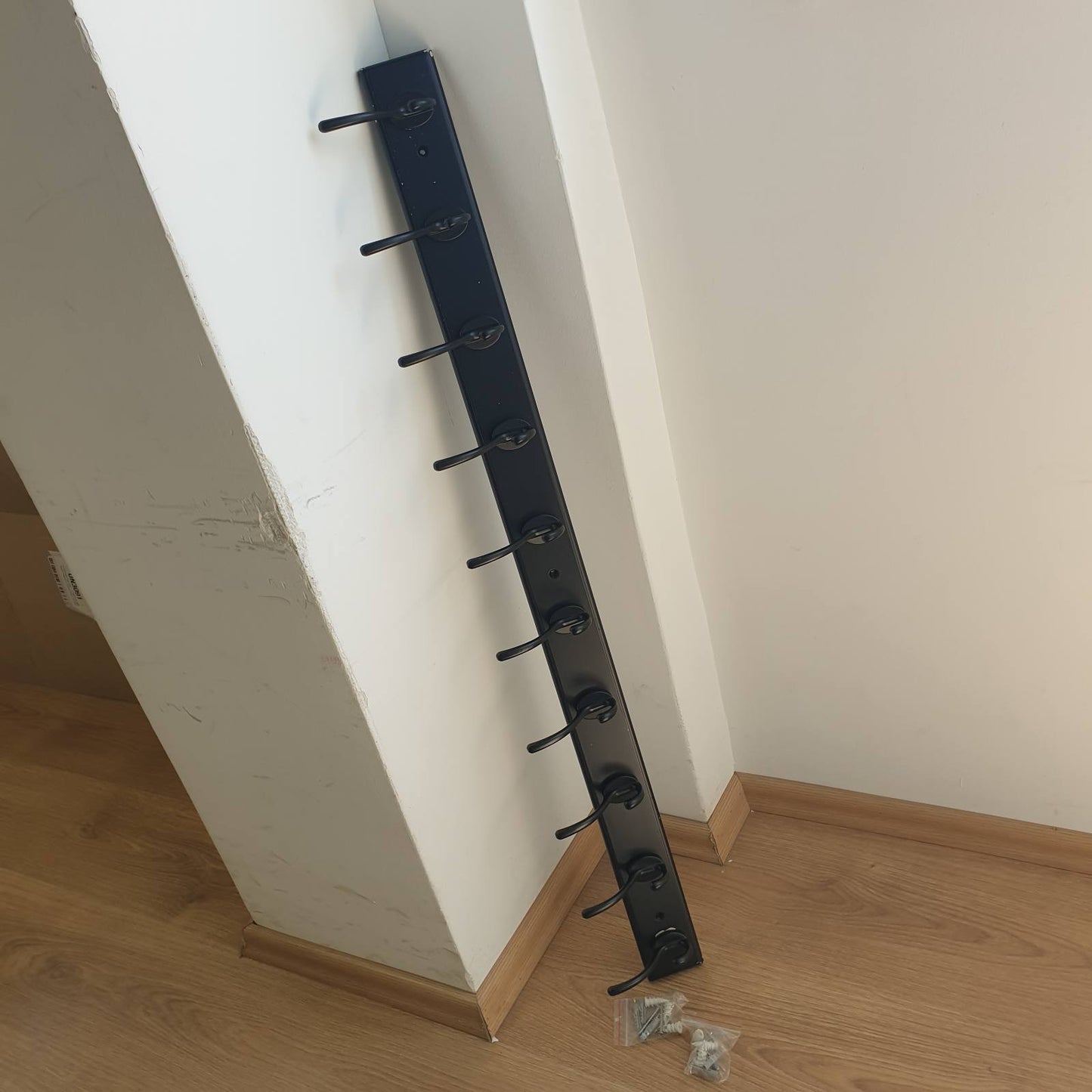 292948 - WEBI - Rafte rrobash e montuar në mur, 97 cm e gjatë me 10 grepa, e zezë